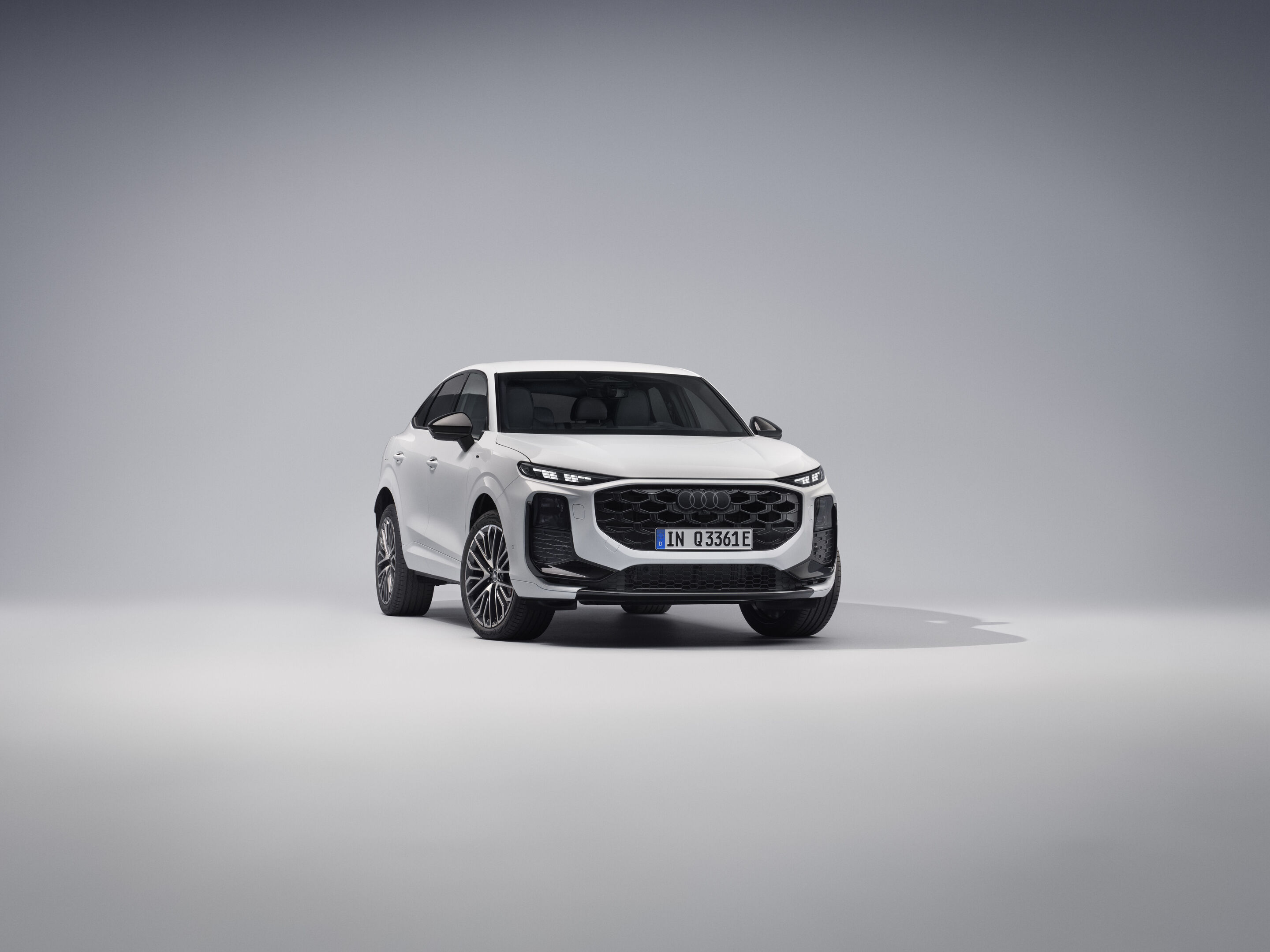 Audi Q3 Sportback e-hybrid - Gletscherweiß Metallic, Studio-Standaufnahme, Exterieur, Frontansicht