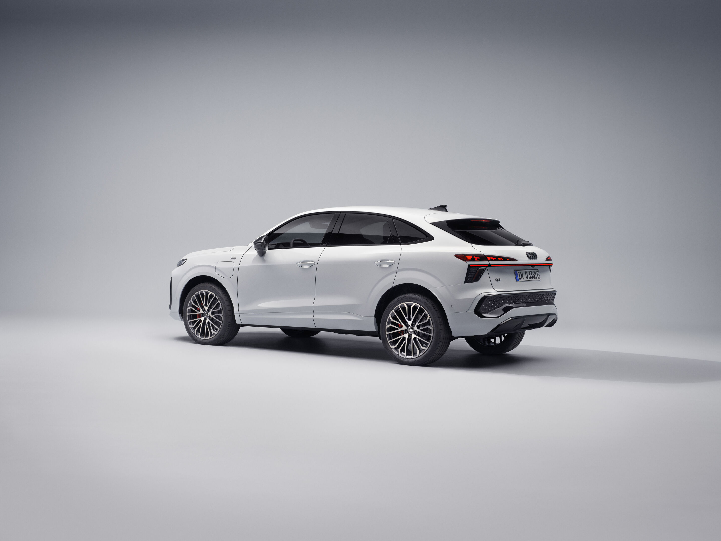Audi Q3 Sportback e-hybrid - Gletscherweiß Metallic, Studio-Standaufnahme, Exterieur, Dreiviertelheckansicht