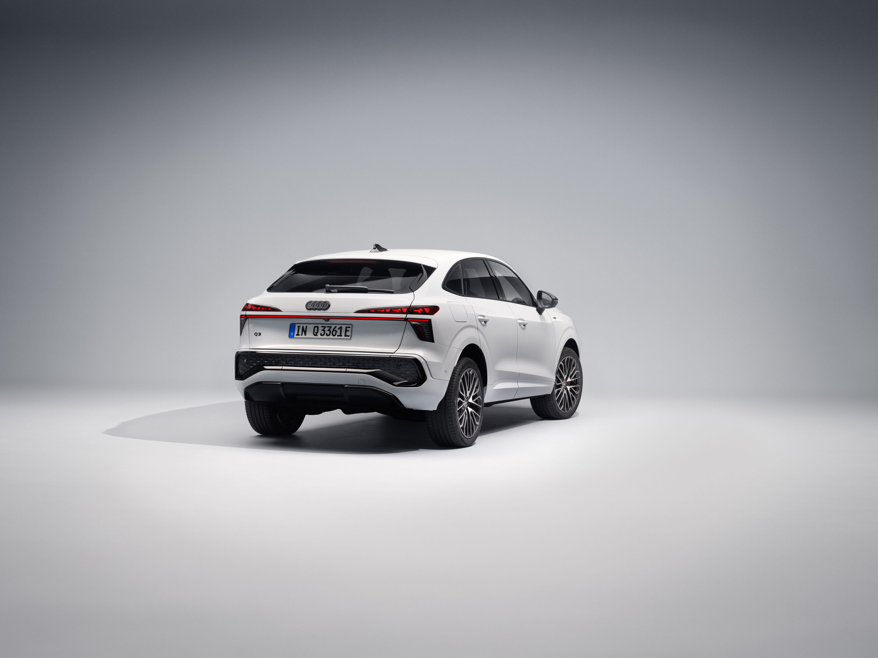 Audi Q3 Sportback e-hybrid - Gletscherweiß Metallic, Studio-Standaufnahme, Exterieur, Dreiviertelheckansicht
