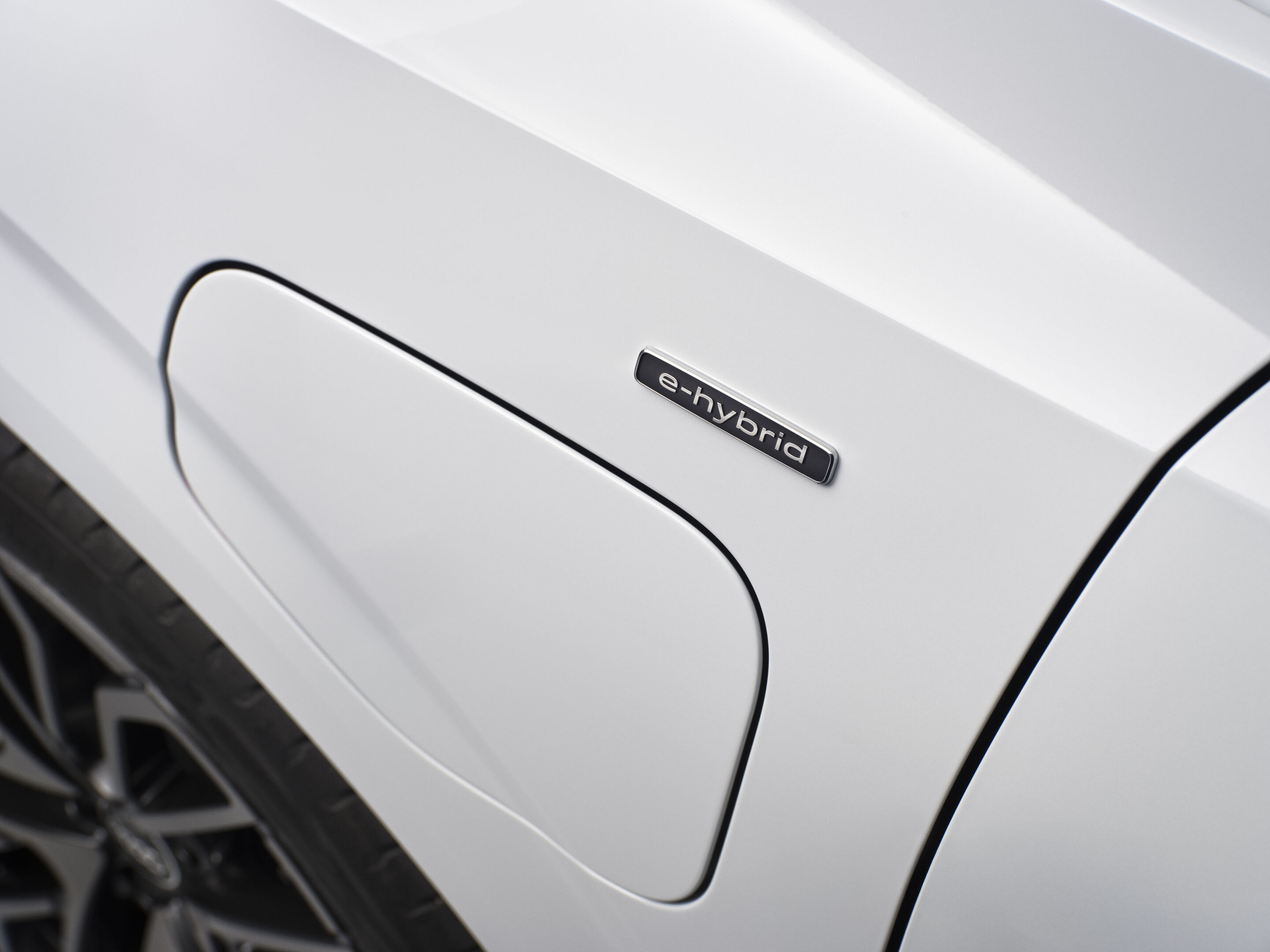 Audi Q3 Sportback e-hybrid - Gletscherweiß Metallic, Studio-Standaufnahme, Exterieur, Detailansicht Ladeklappe