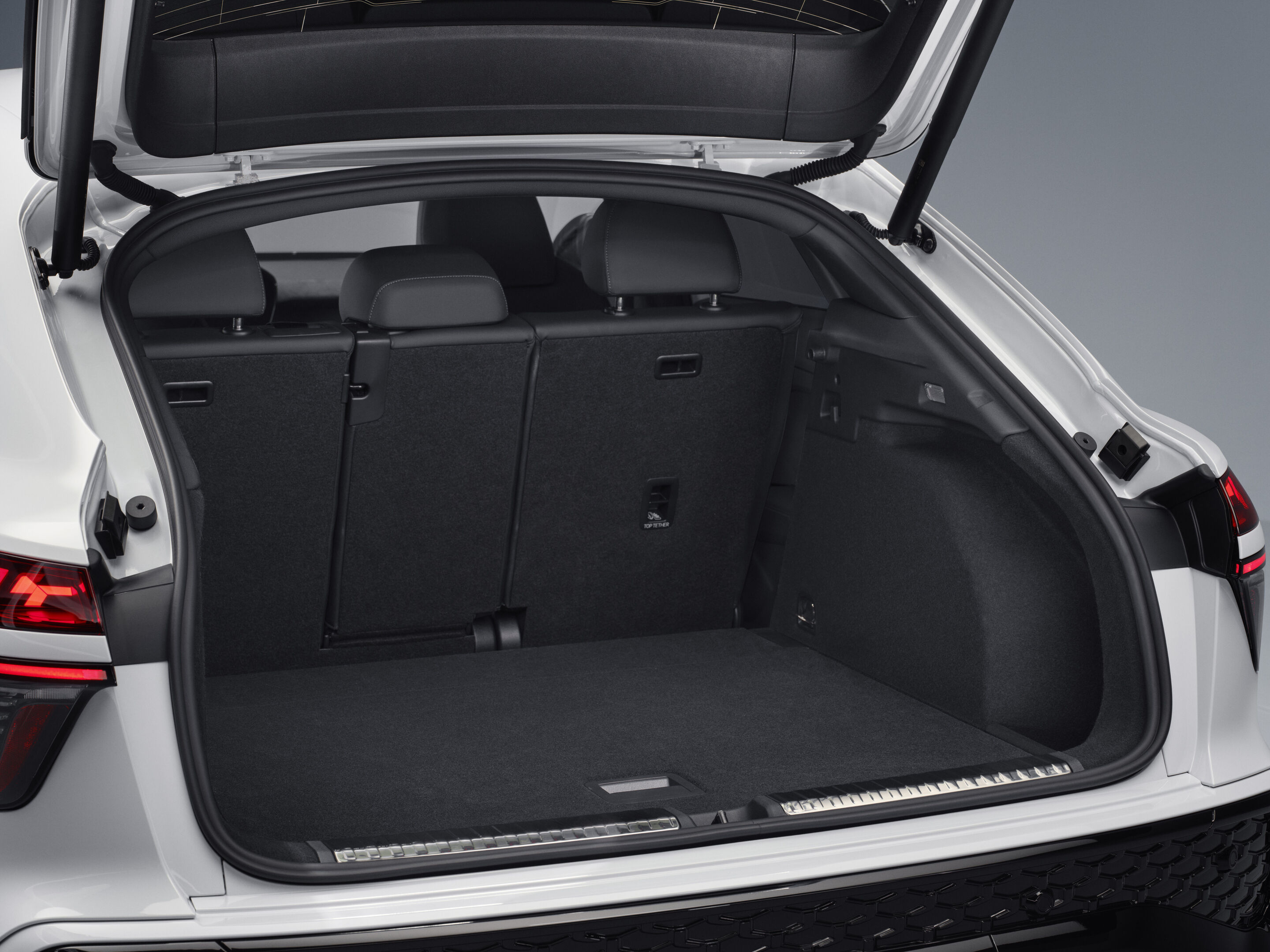 Audi Q3 Sportback e-hybrid - Glacier white metallic, static studio shot, exterior, detail view luggage compartment,