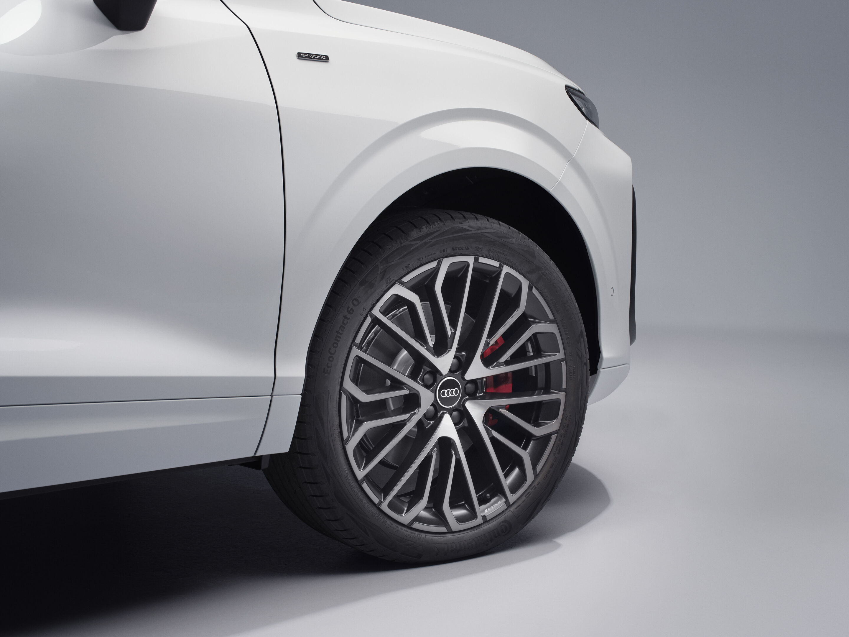 Audi Q3 Sportback e-hybrid - Gletscherweiß Metallic, Studio-Standaufnahme, Exterieur, Detailansicht Leichtmetallräder