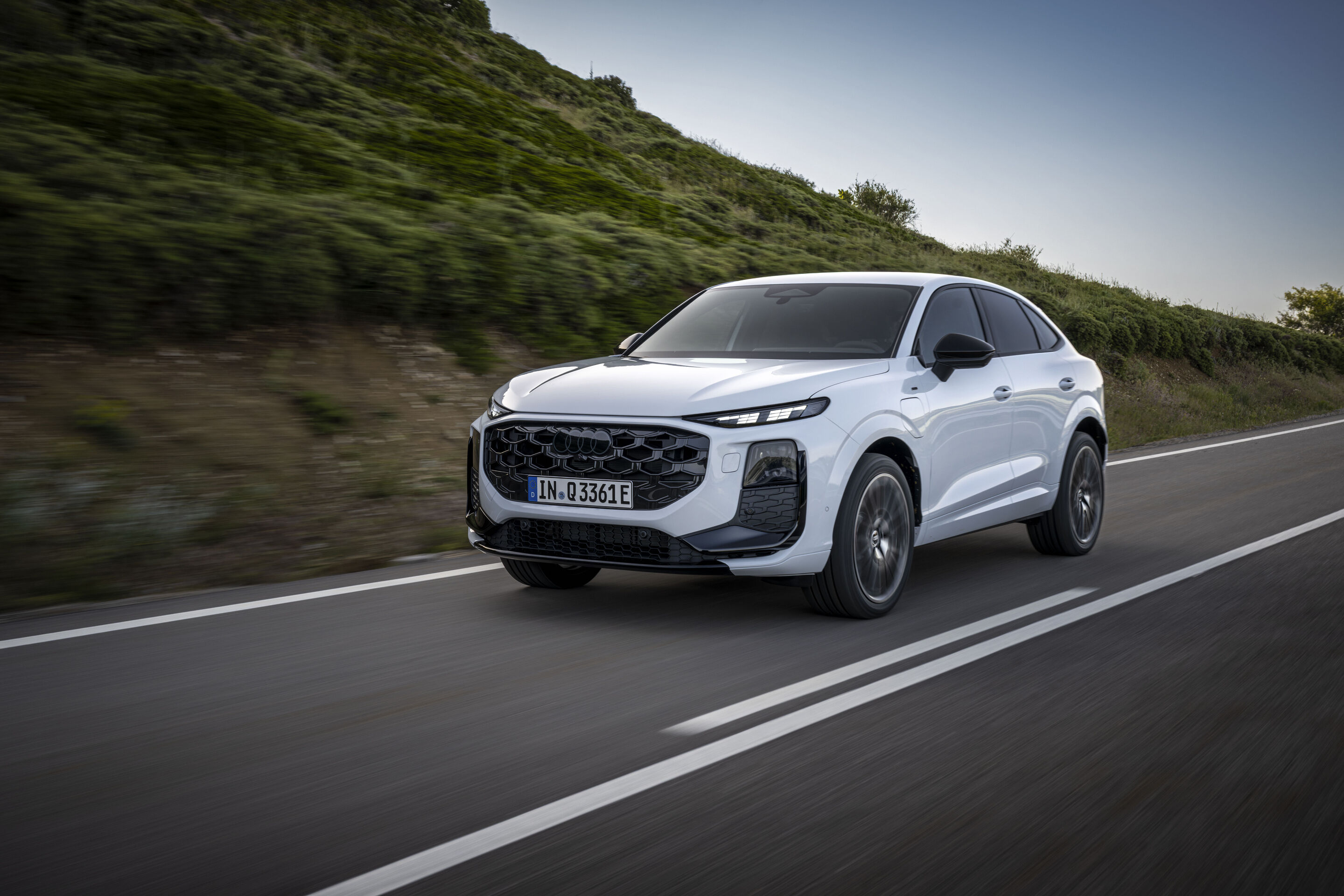 Audi Q3 Sportback e-hybrid - Gletscherweiß Metallic, Outdoor-Fahraufnahme, Exterieur, Dreiviertelfrontansicht