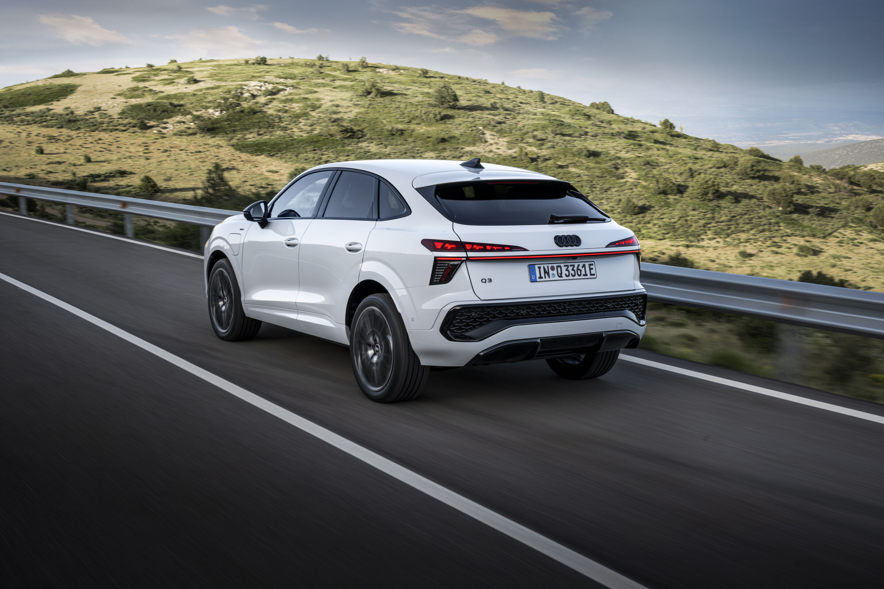 Audi Q3 Sportback e-hybrid - Glacier white metallic, dynamic outdoor shot, exterior, rear three-quarter view