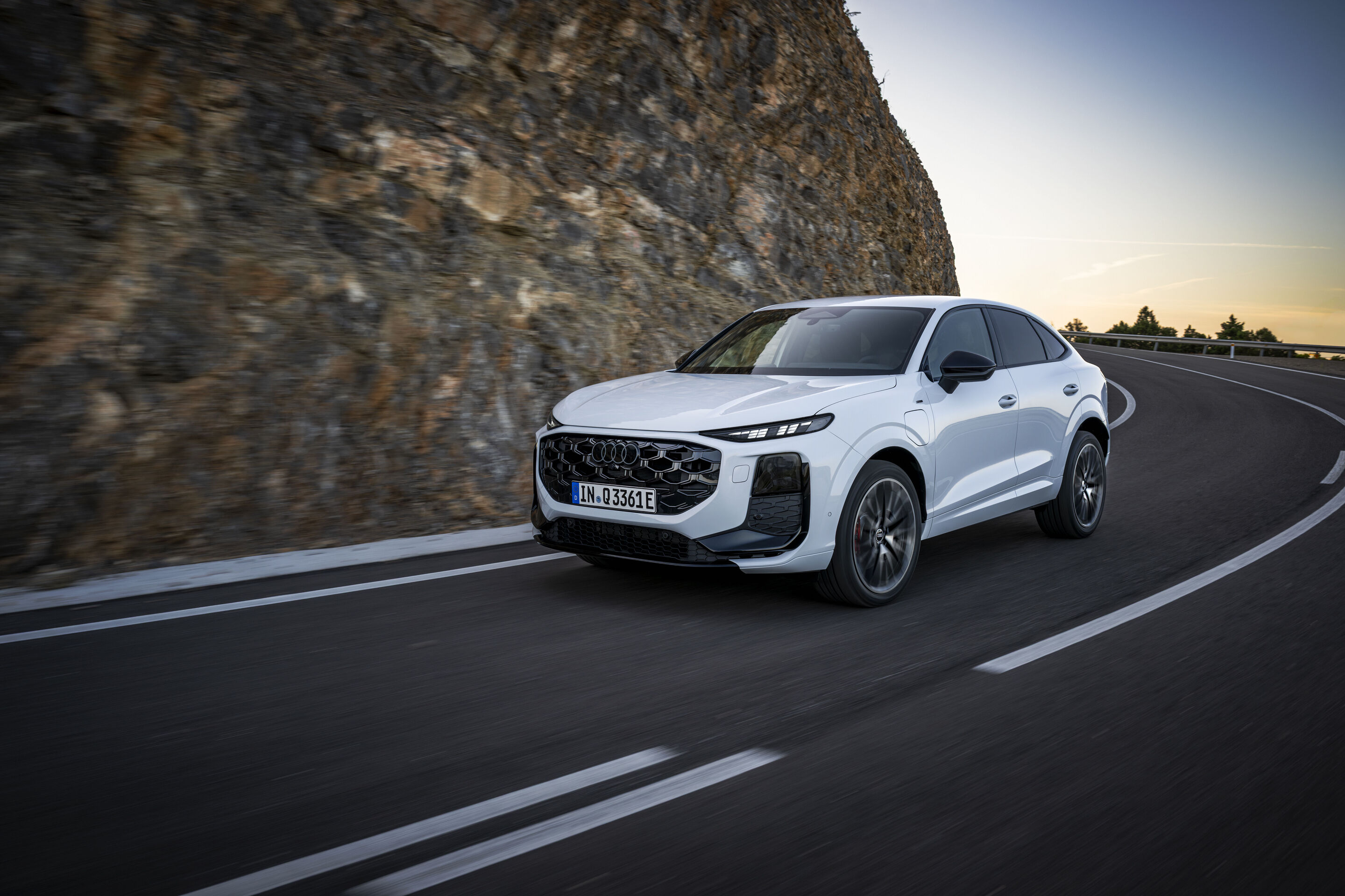 Audi Q3 Sportback e-hybrid - Gletscherweiß Metallic, Outdoor-Fahraufnahme, Exterieur, Dreiviertelfrontansicht