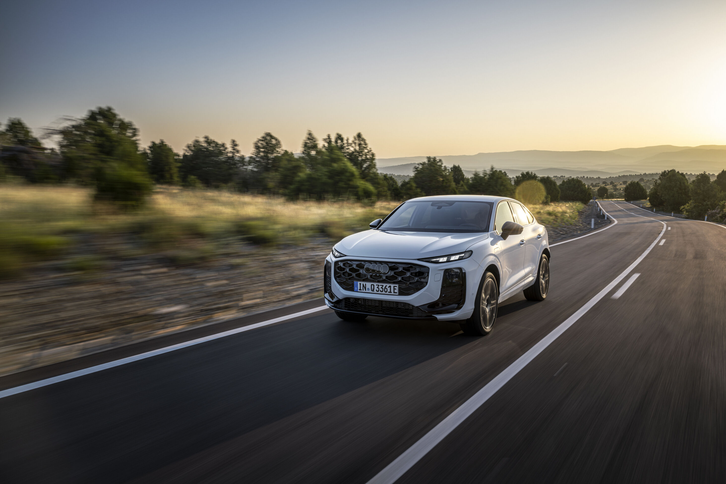 Audi Q3 Sportback e-hybrid - Gletscherweiß Metallic, Outdoor-Fahraufnahme, Exterieur, Dreiviertelfrontansicht