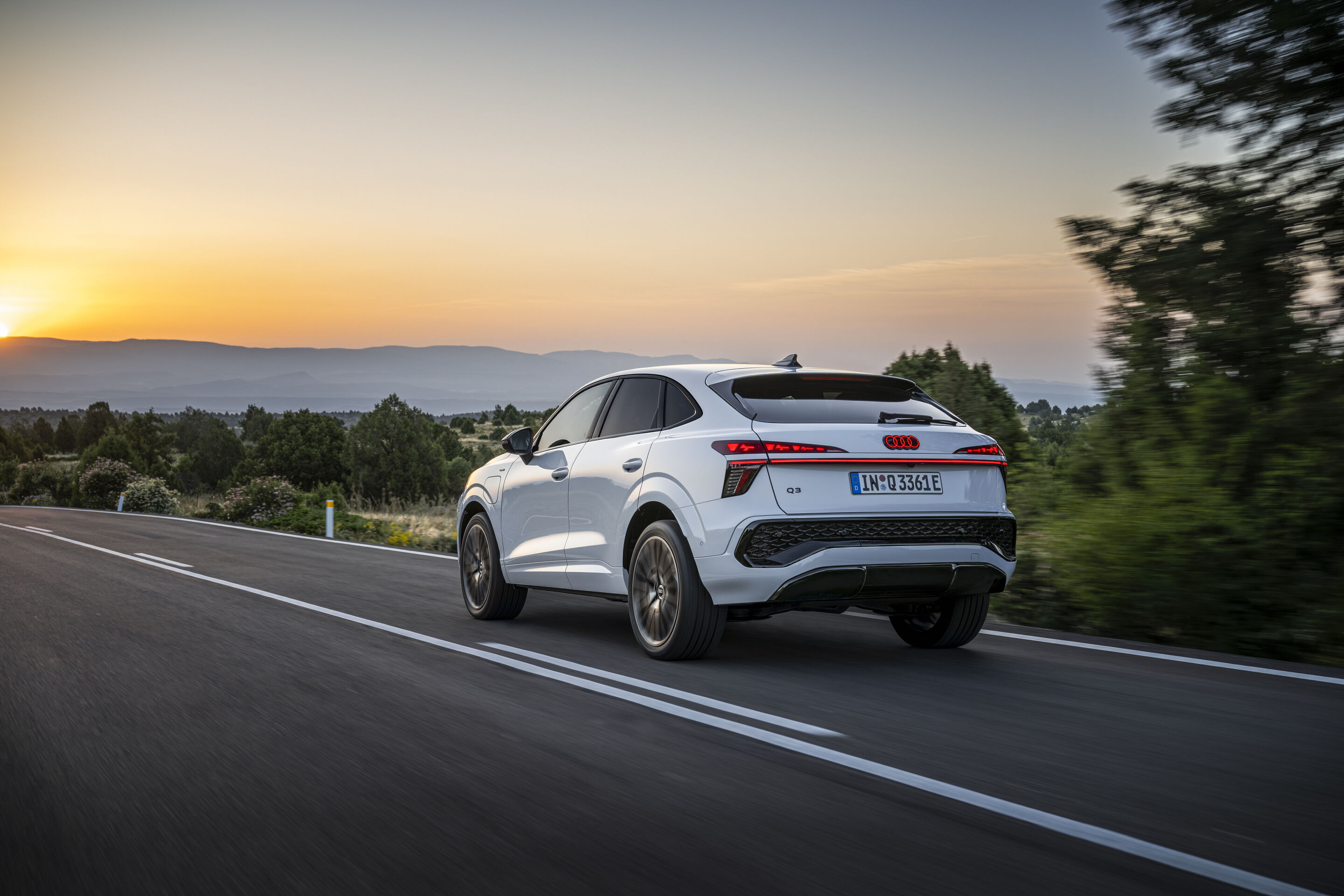 Audi Q3 Sportback e-hybrid - Gletscherweiß Metallic, Outdoor-Fahraufnahme, Exterieur, Dreiviertelheckansicht