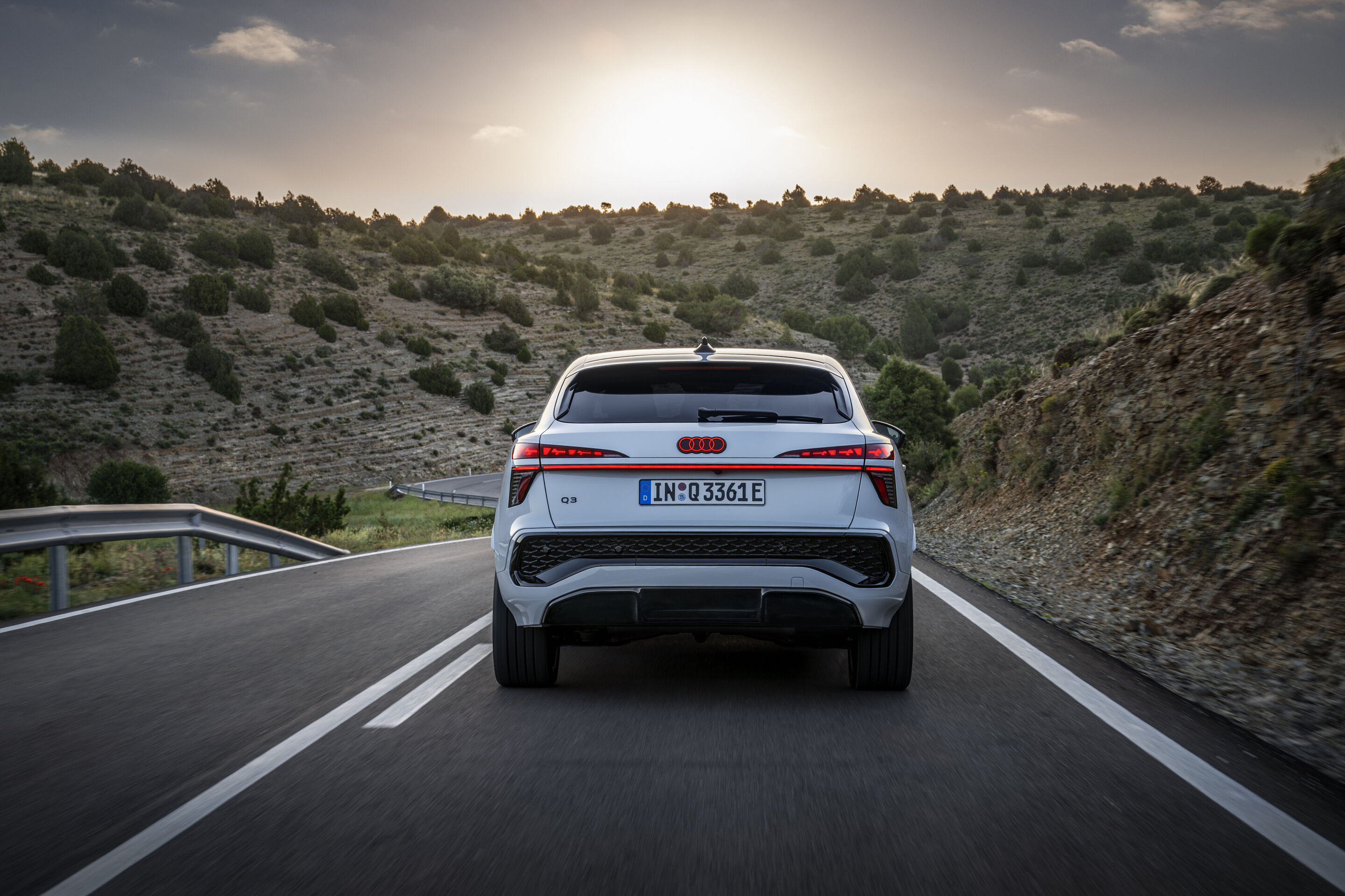 Audi Q3 Sportback e-hybrid - Gletscherweiß Metallic, Outdoor-Fahraufnahme, Exterieur, Heckansicht