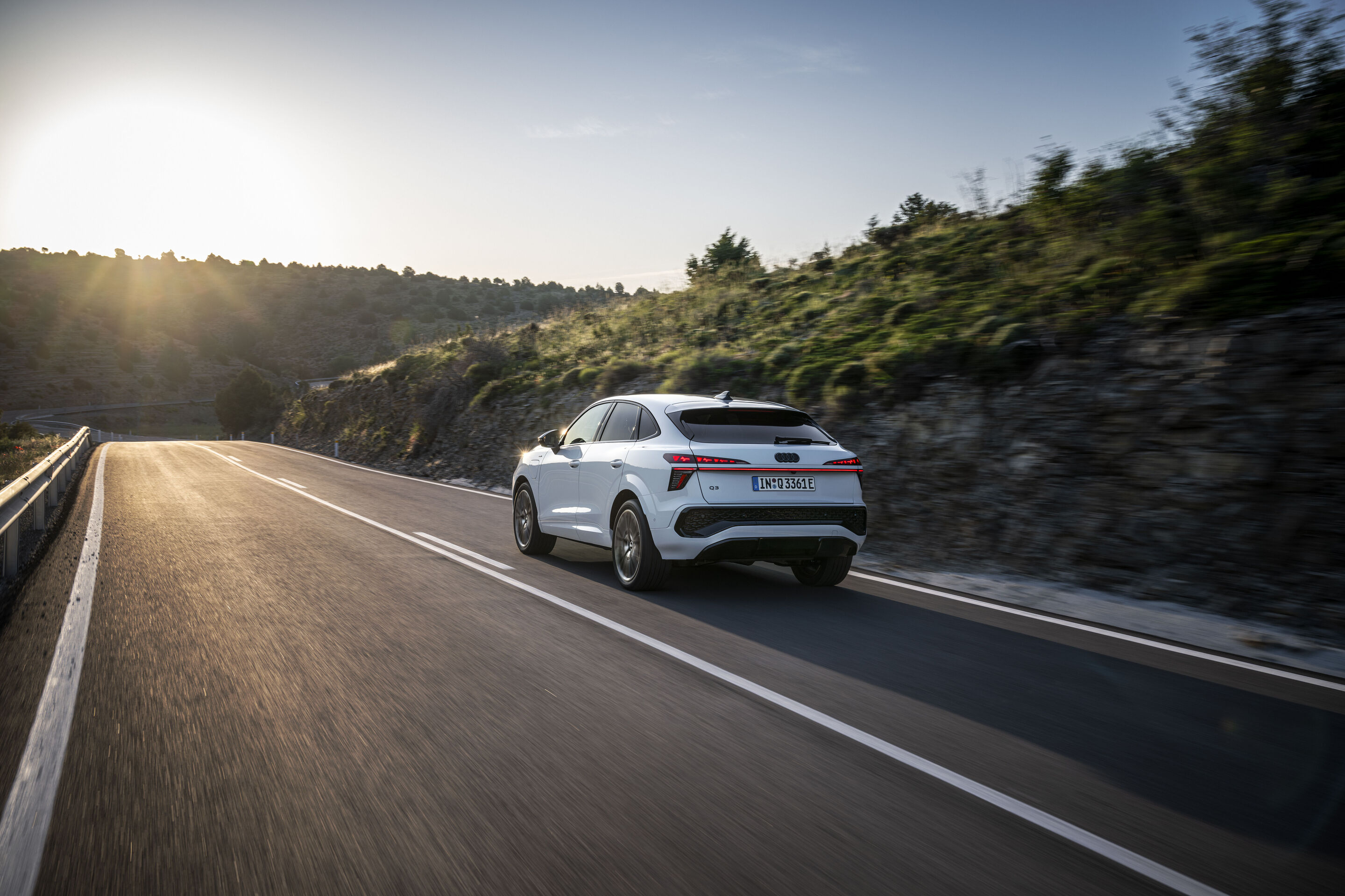 Audi Q3 Sportback e-hybrid - Gletscherweiß Metallic, Outdoor-Fahraufnahme, Exterieur, Dreiviertelheckansicht