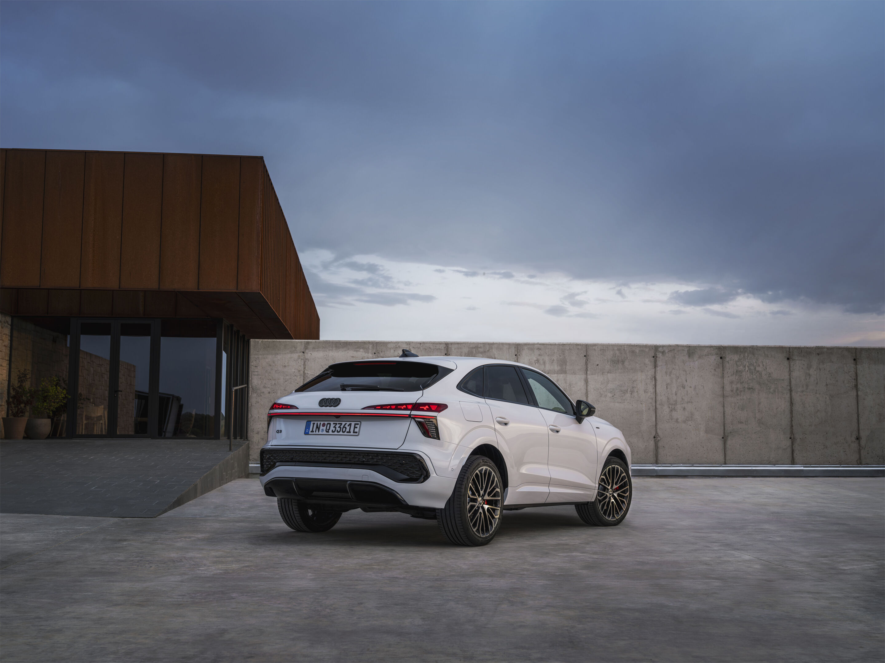 Audi Q3 Sportback e-hybrid - Gletscherweiß Metallic, Outdoor-Standaufnahme, Exterieur, Dreiviertelheckansicht