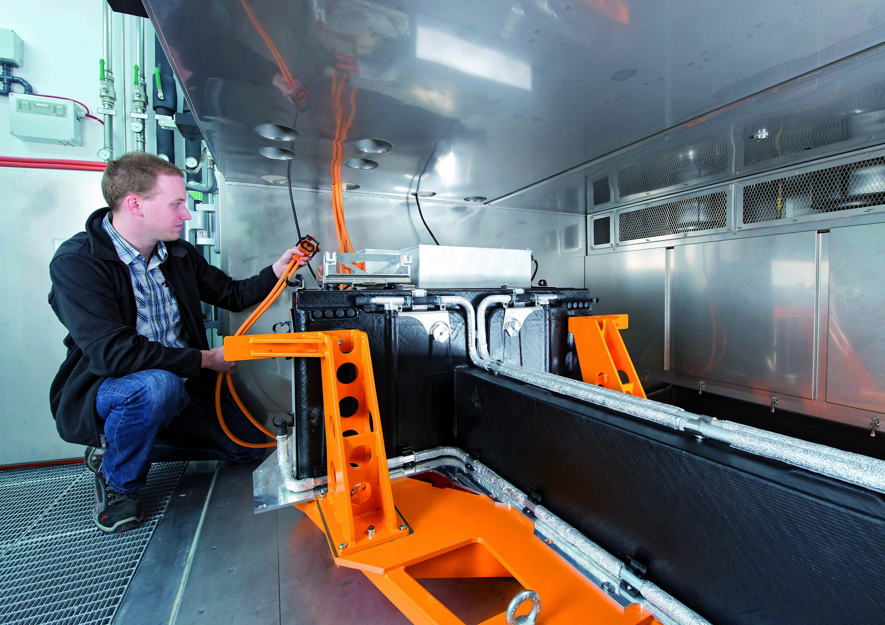 Projekthaus Hochvolt-Batterie - Elektrischer Anschluss  einer  RSe (R8 e-tron) Batterie  in der Klimakammer an den Leistungsprüfstand.