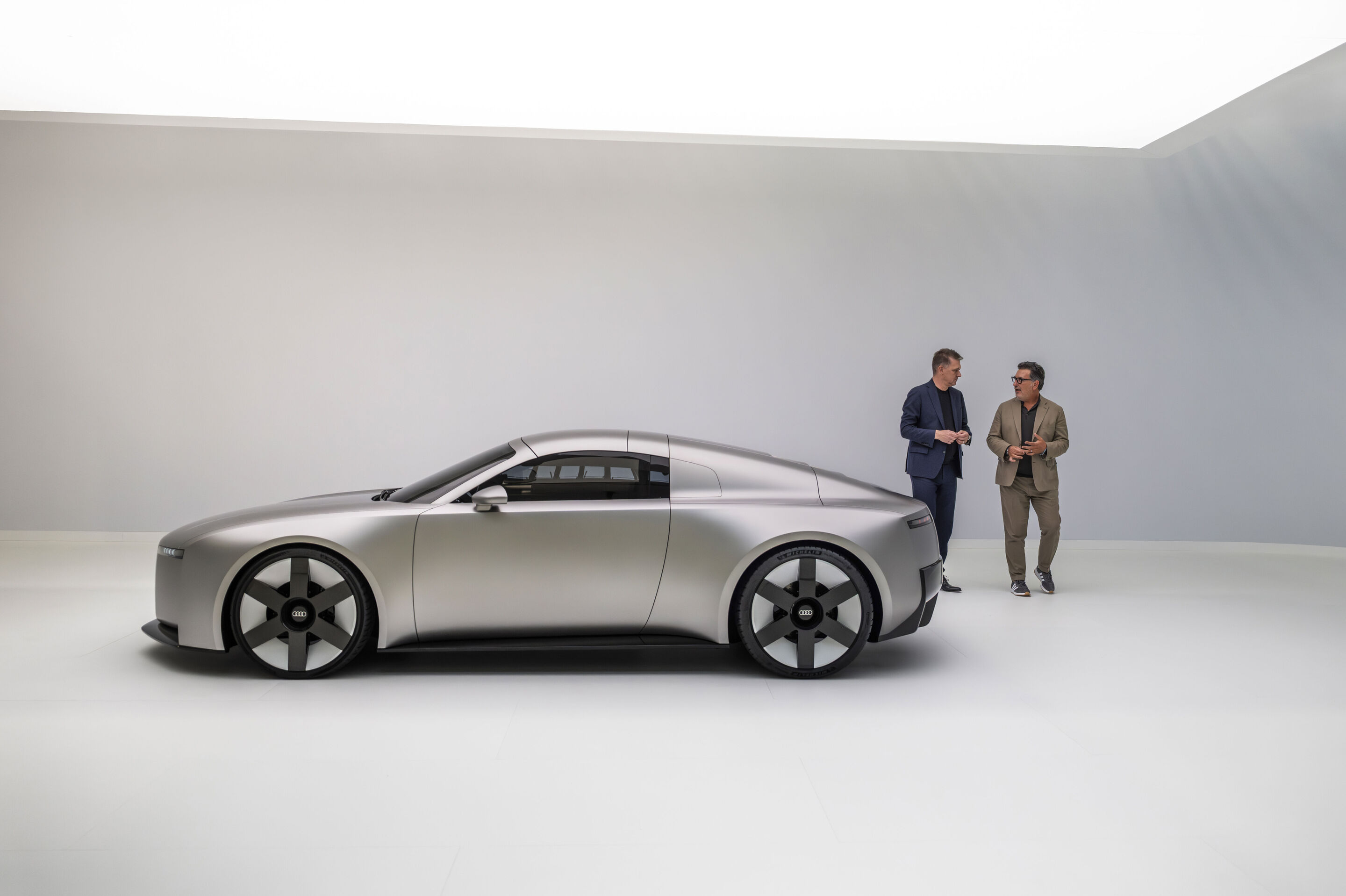 Audi Concept C - Audi CEO Gernot Döllner (links) und Chief Creative Officer Massimo Frascella (rechts) am Audi Concept C