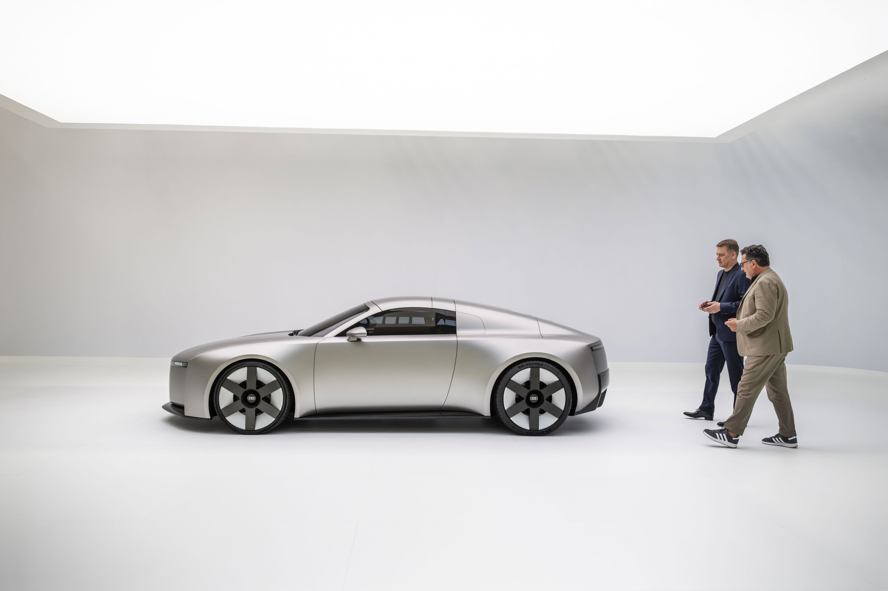 Audi Concept C - Audi CEO Gernot Döllner (links) und Chief Creative Officer Massimo Frascella (rechts) am Audi Concept C
