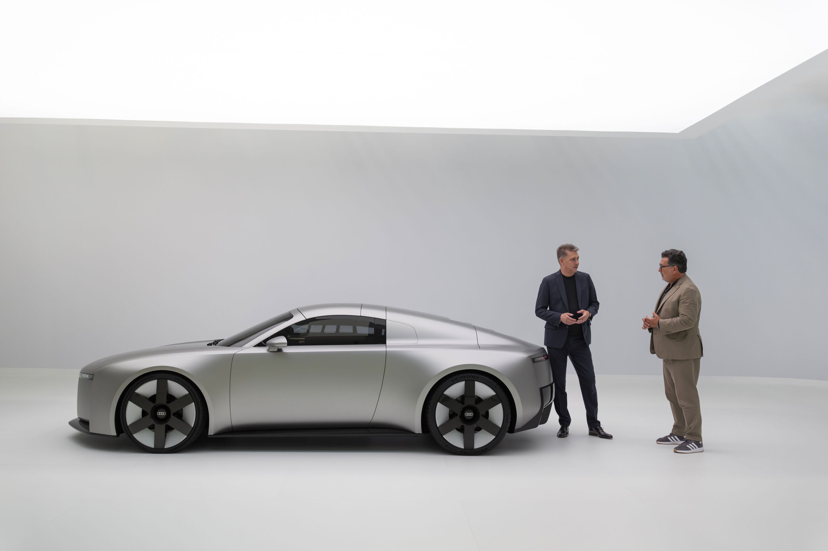 Audi Concept C - Audi CEO Gernot Döllner (links) und Chief Creative Officer Massimo Frascella (rechts) am Audi Concept C