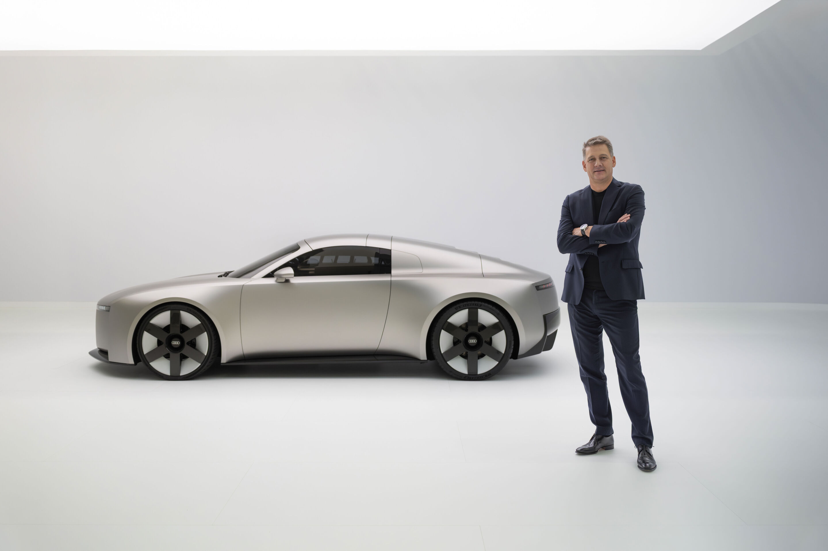 Audi Concept C - Audi CEO Gernot Döllner rechts vom Audi Concept C