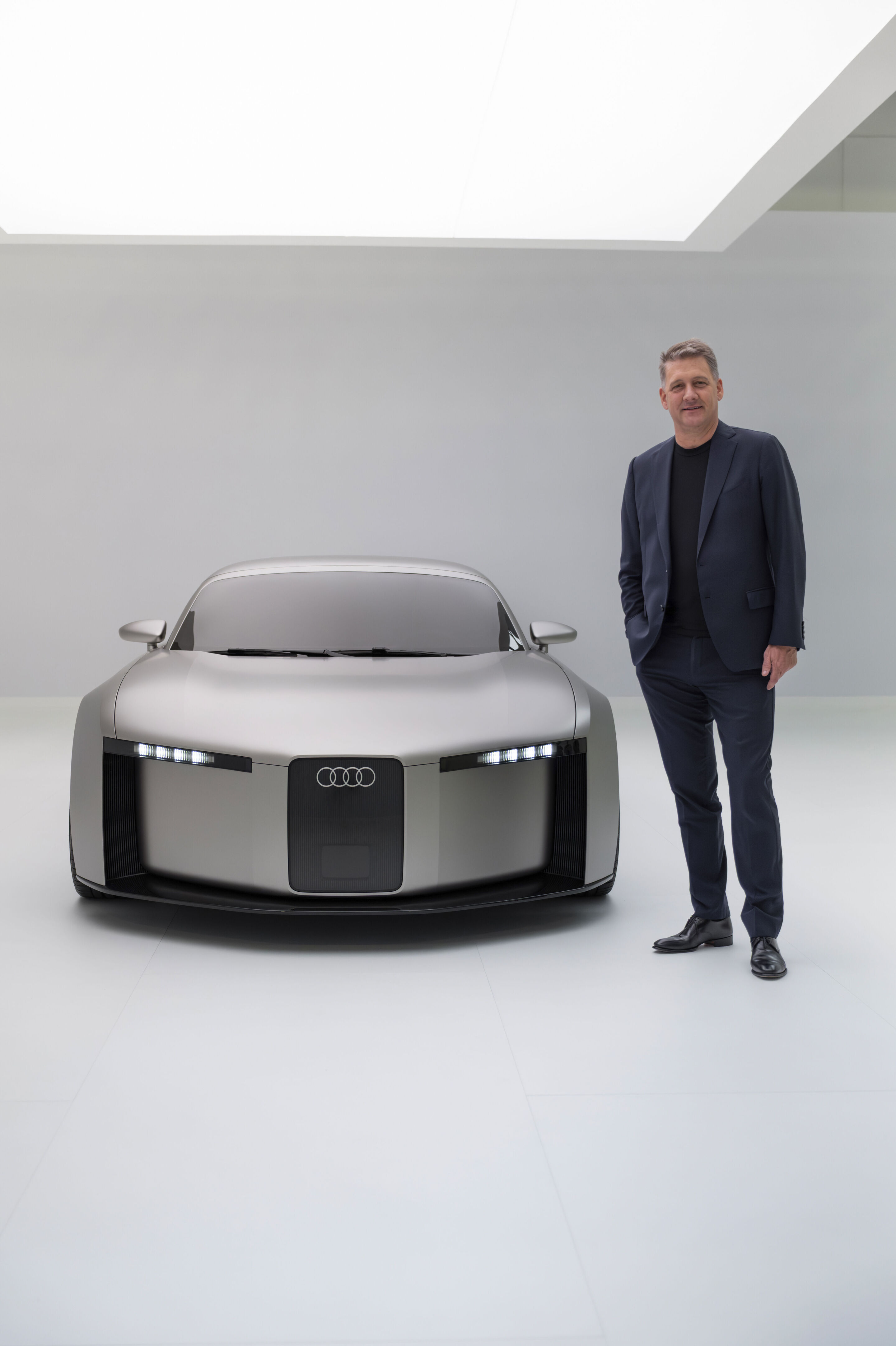 Audi Concept C - Audi CEO Gernot Döllner rechts vom Audi Concept C
