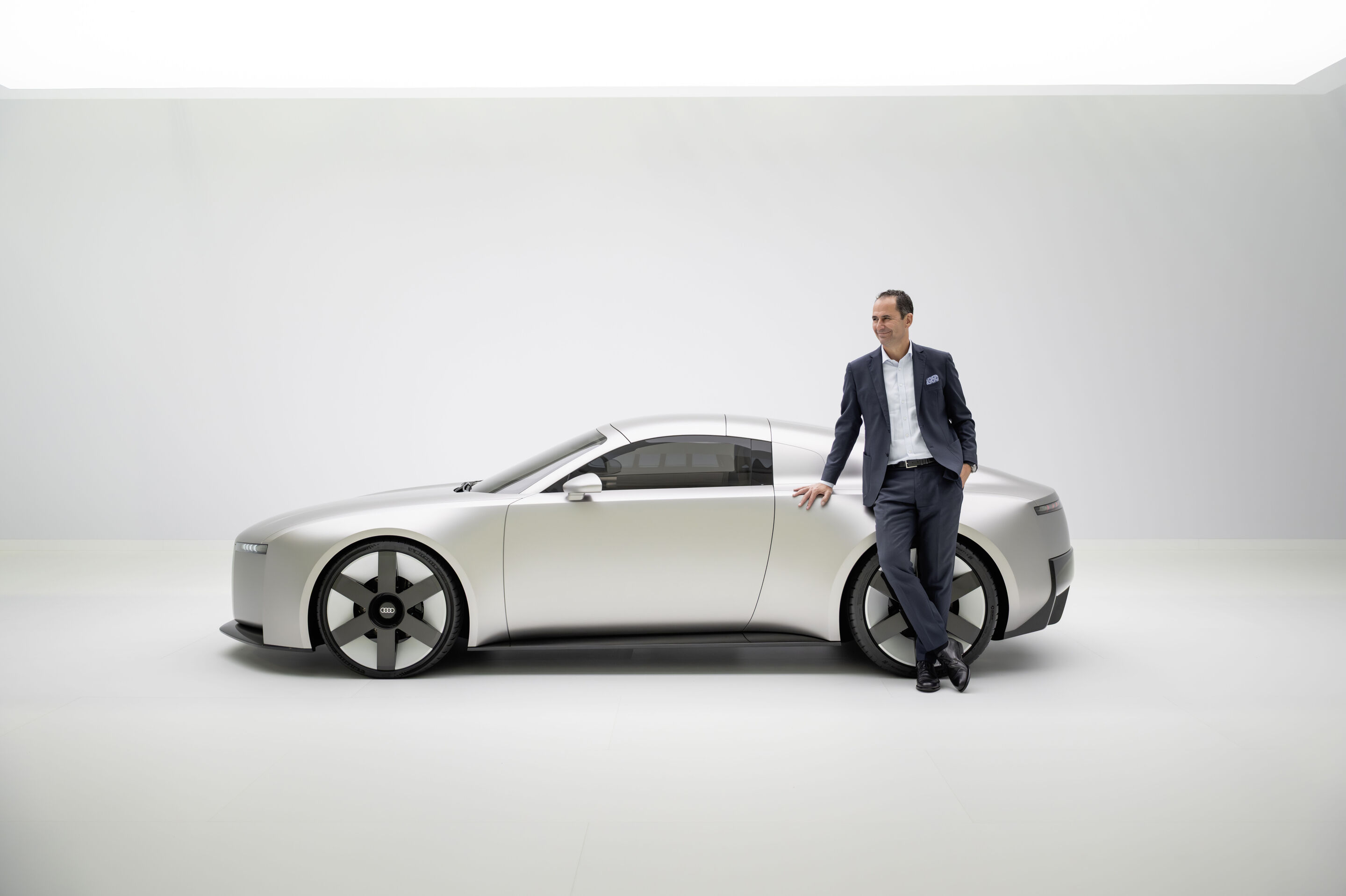 Starkes Portfolio, neue Klarheit: Audi auf der IAA Mobility - Marco Schubert, Mitglied des Vorstands der AUDI AG für Vertrieb und Marketing, rechts vor dem Audi Concept C