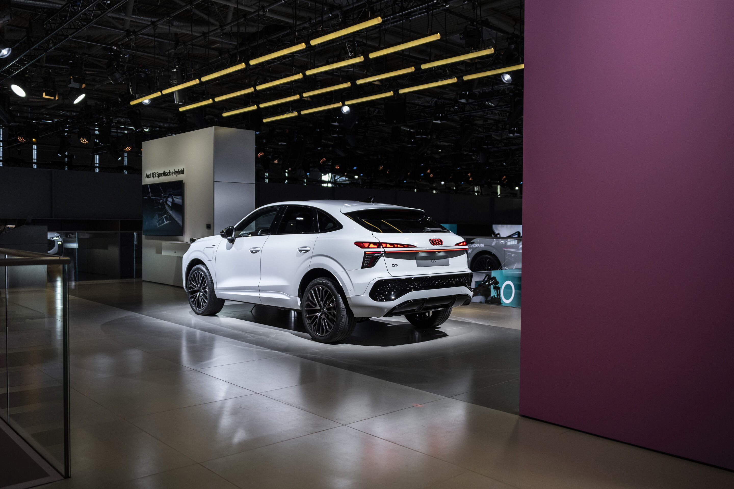 Audi auf der IAA Mobility - Der Audi Q3 Sportback e-hybrid präsentiert sich auf dem Volkswagen Group Messestand auf dem Summit in der Halle B1.