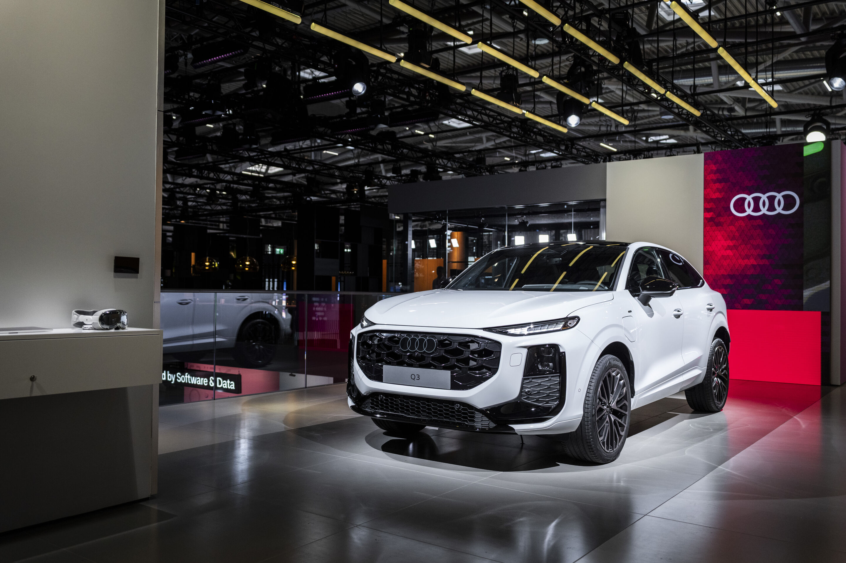 Audi auf der IAA Mobility - Der Audi Q3 Sportback e-hybrid präsentiert sich auf dem Volkswagen Group Messestand auf dem Summit in der Halle B1.