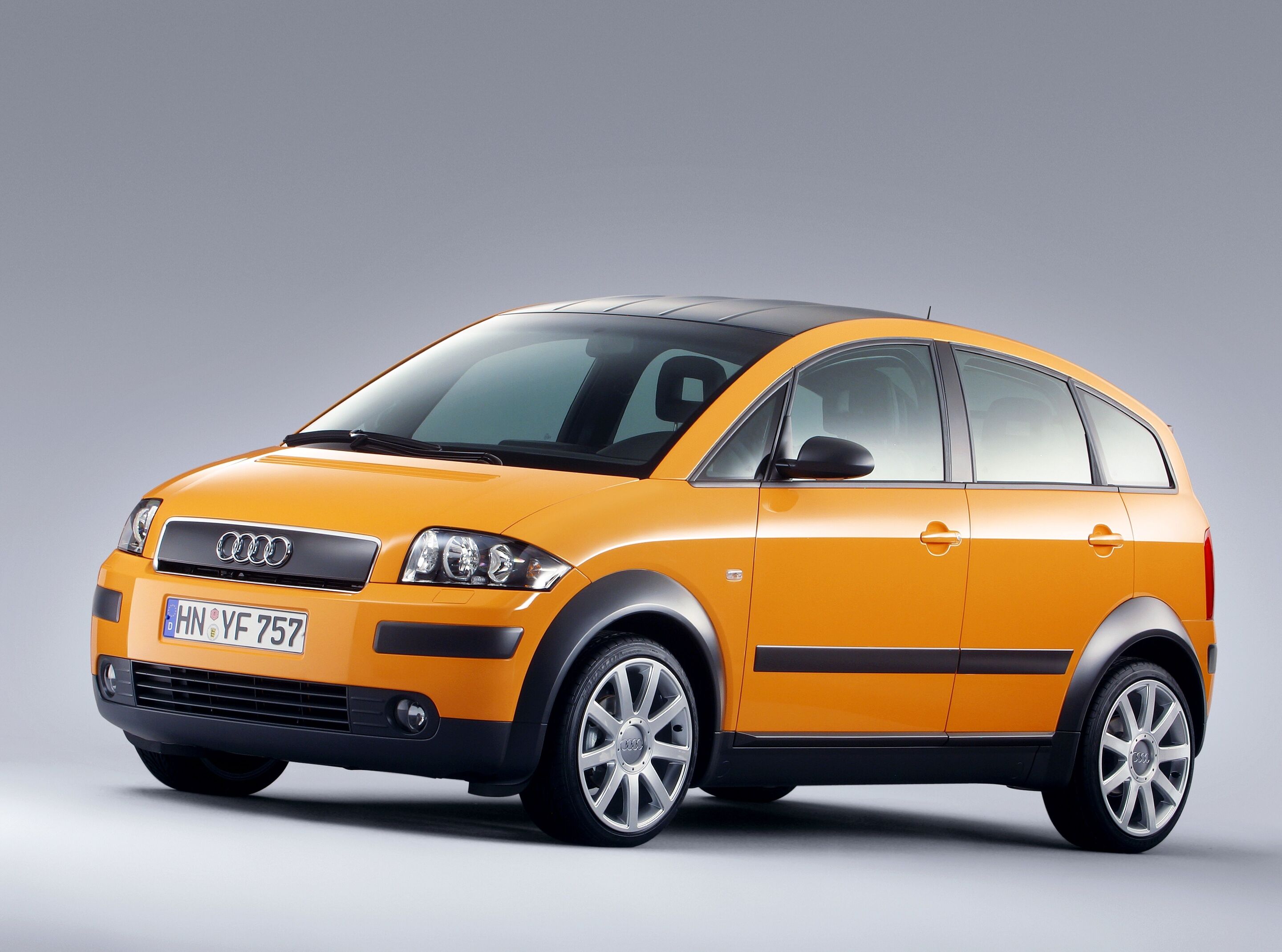 Kleines Raumwunder, großer Sparkünstler: 25 Jahre Audi A2 - Der Audi A2 kommt im Jahr 2000 auf den Markt – vor 25 Jahren. Hier das Sondermodell „colour.storm“ in Papayaorange.