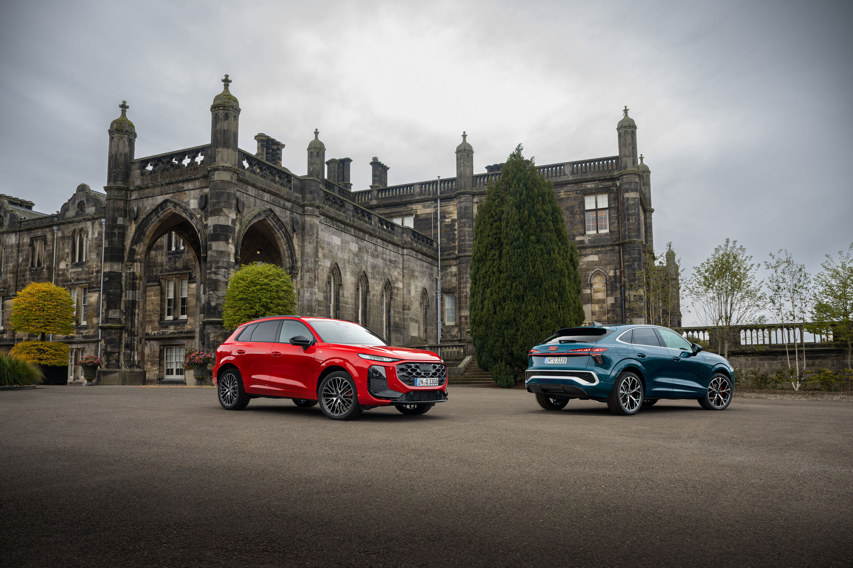 Charakter trifft Kulisse: der neue Audi Q3 in Schottland - Progressivrot Metallic und Malpeloblau Metallic, Outdoor-Standaufnahme, Exterieur, Dreiviertelfront- und Dreiviertelheckansicht