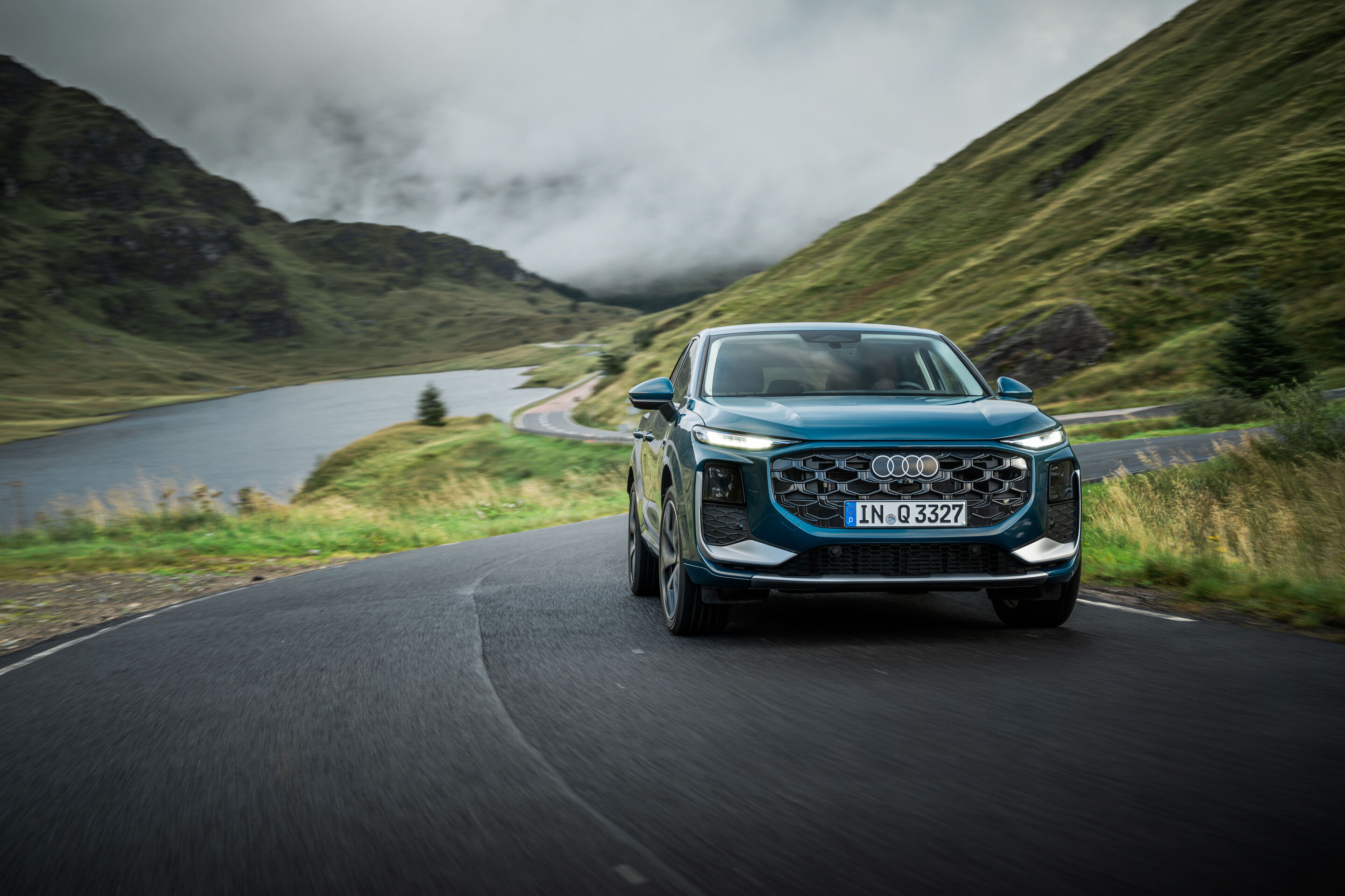 Charakter trifft Kulisse: der neue Audi Q3 in Schottland - Malpeloblau Metallic, Outdoor-Fahraufnahme, Exterieur, Frontansicht