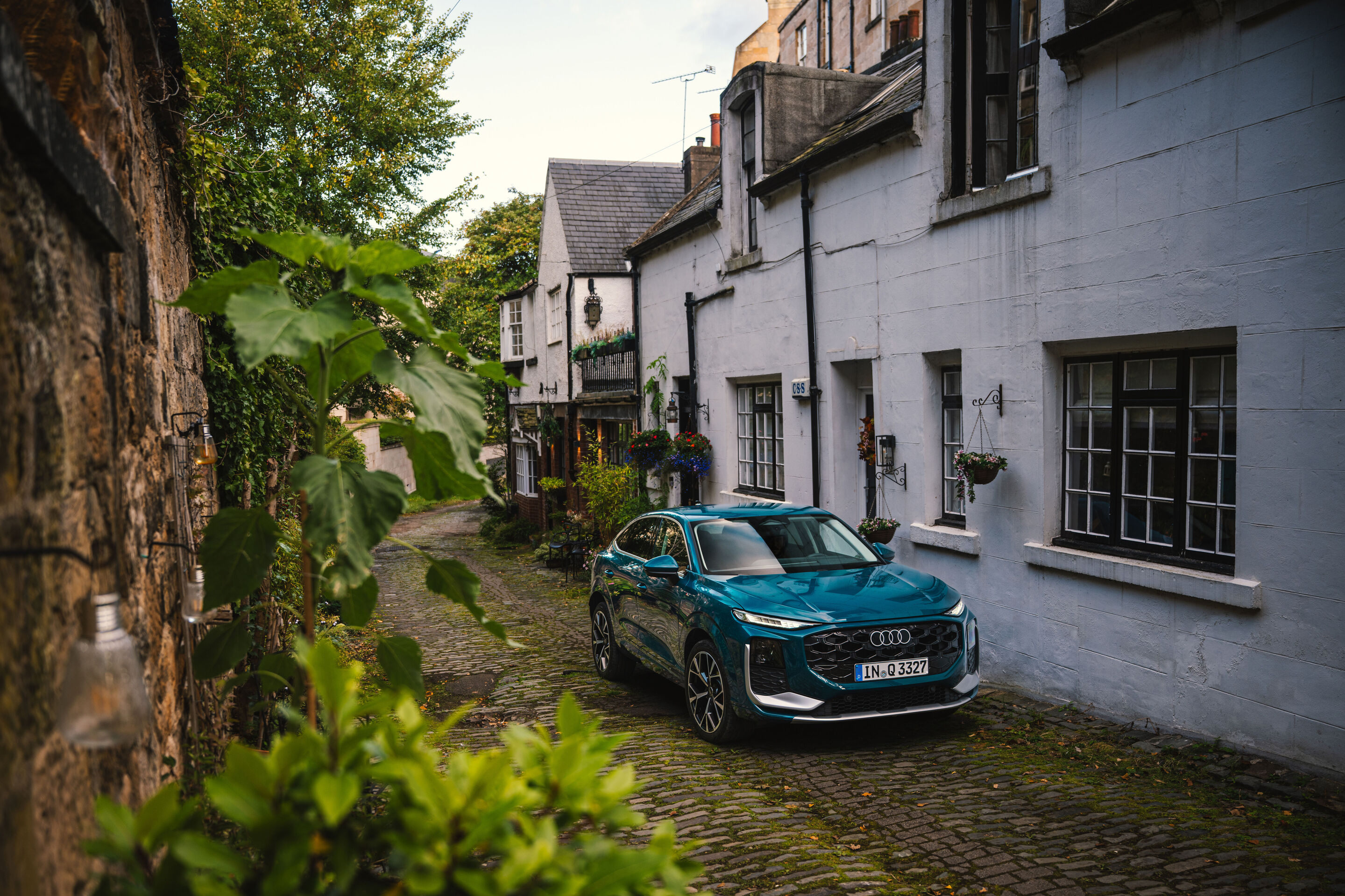 Charakter trifft Kulisse: der neue Audi Q3 in Schottland - Malpeloblau Metallic, Outdoor-Standaufnahme, Exterieur, Dreiviertelfrontansicht