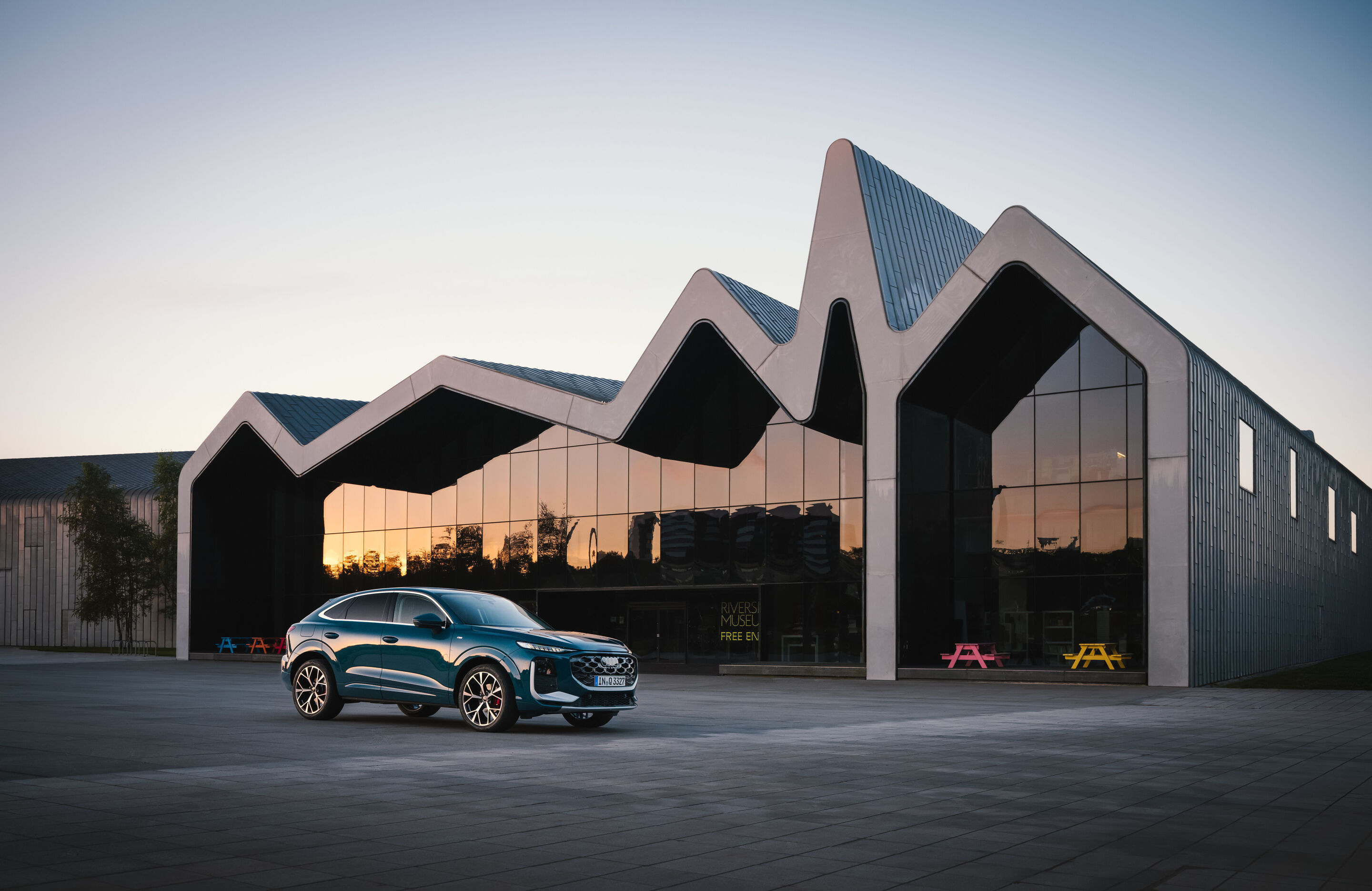 Charakter trifft Kulisse: der neue Audi Q3 in Schottland - Malpeloblau Metallic, Outdoor-Standaufnahme, Exterieur, Dreiviertelfrontansicht
