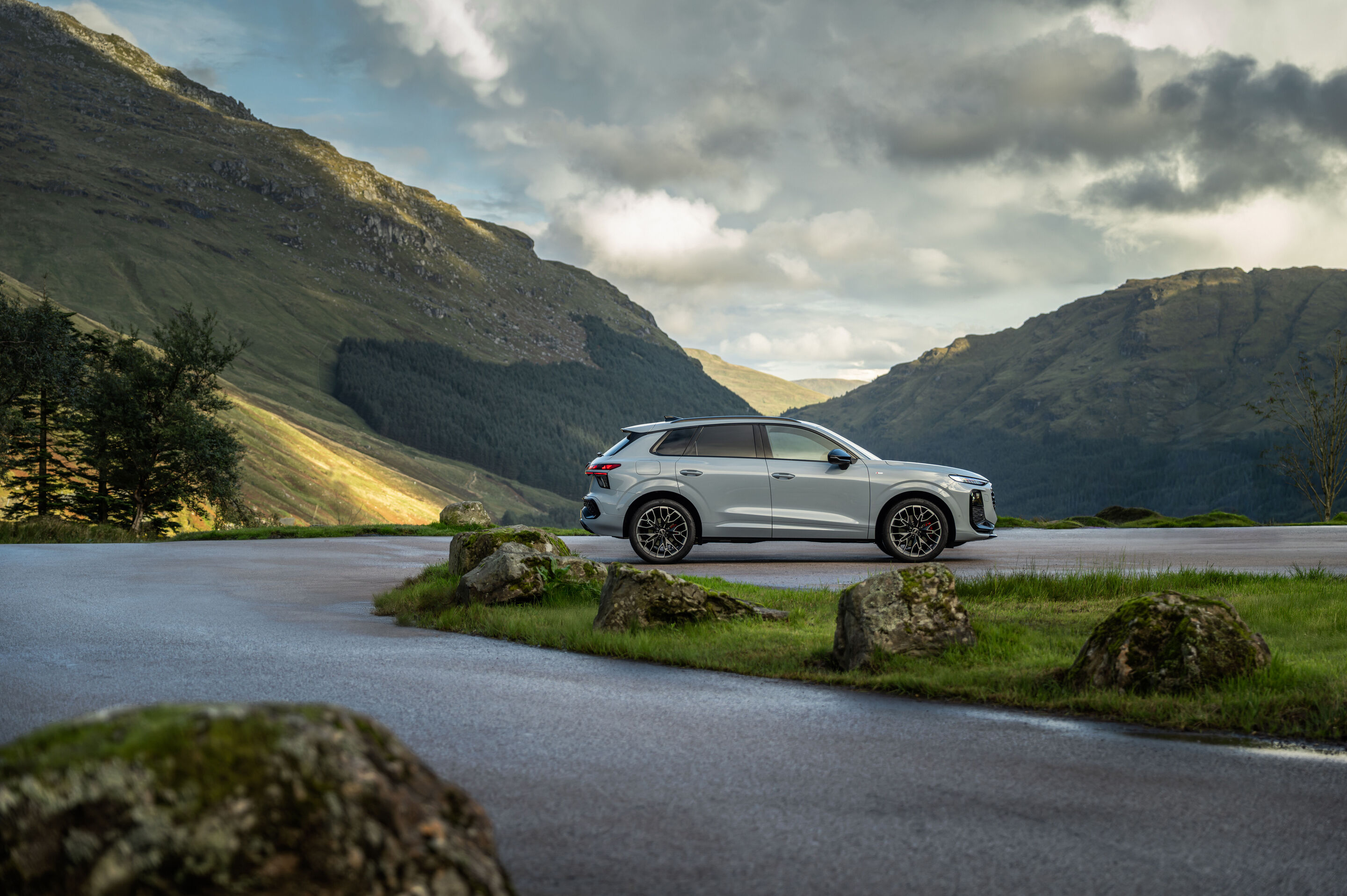 Charakter trifft Kulisse: der neue Audi Q3 in Schottland - Pfeilgrau Perleffekt, Outdoor-Standaufnahme, Exterieur, Seitenansicht