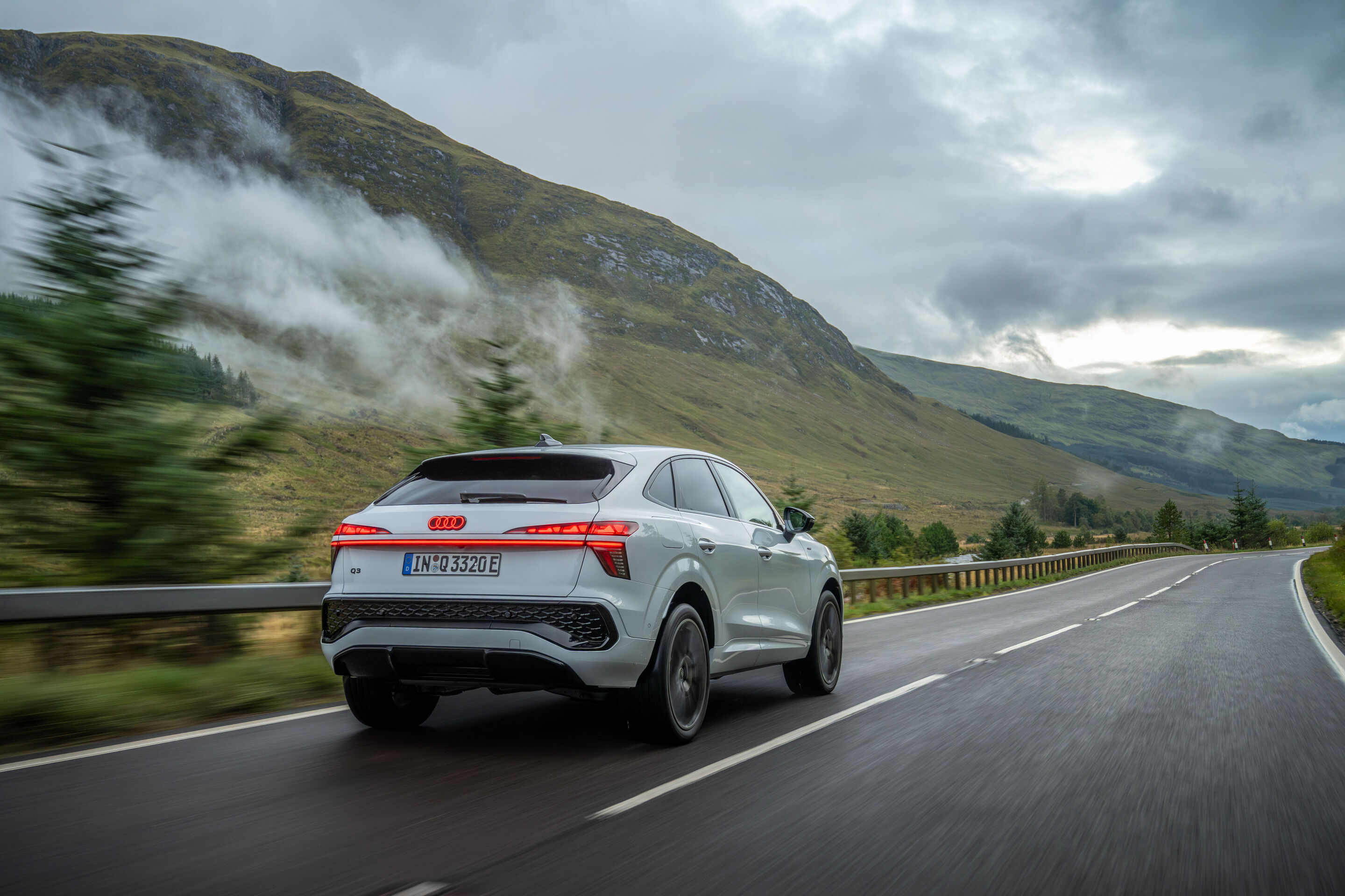 Charakter trifft Kulisse: der neue Audi Q3 in Schottland - Gletscherweiß Metallic, Outdoor-Fahraufnahme, Exterieur, Dreiviertelheckansicht