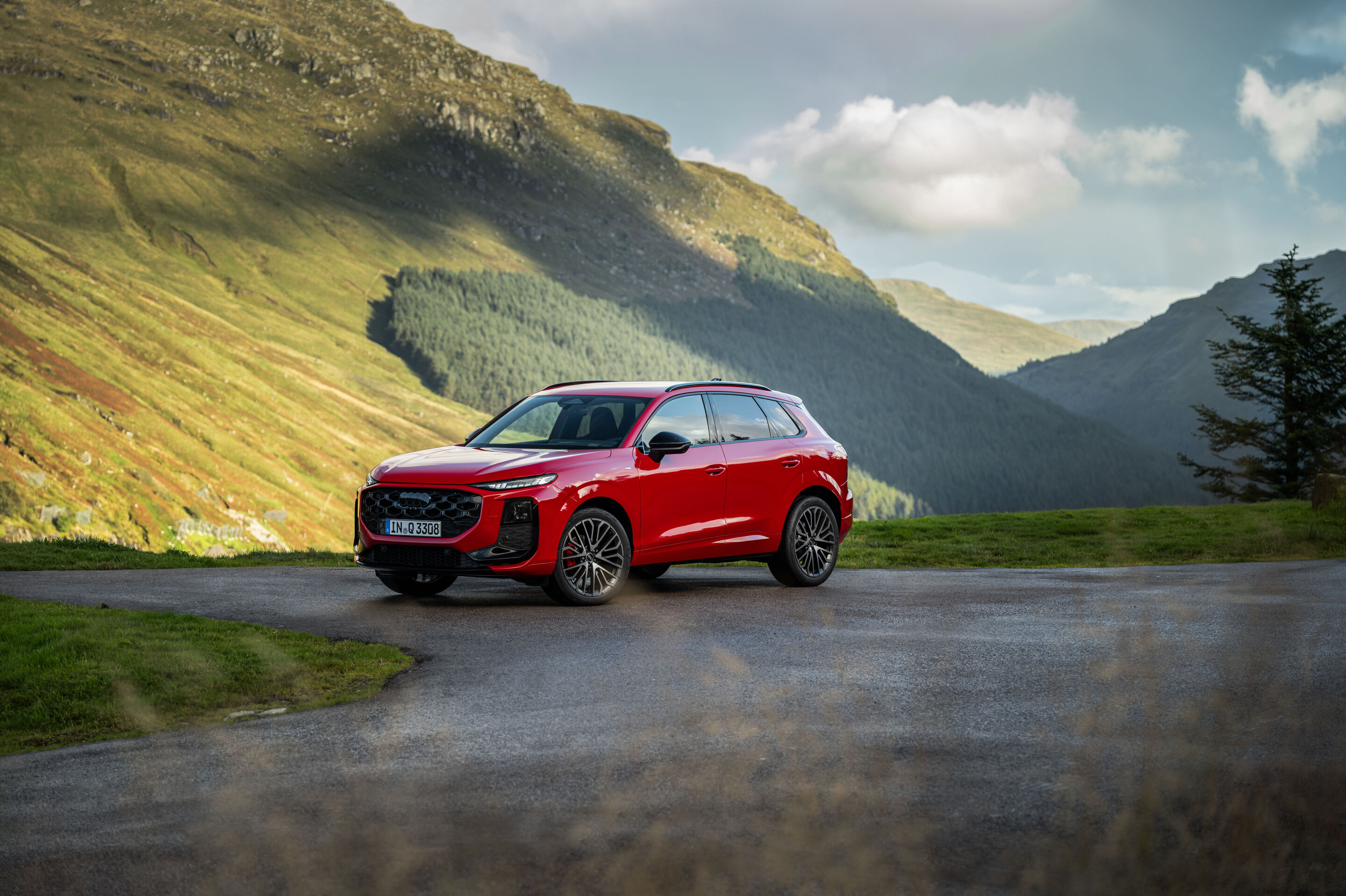 Charakter trifft Kulisse: der neue Audi Q3 in Schottland - Progressivrot Metallic, Outdoor-Standaufnahme, Exterieur, Dreiviertelfrontansicht