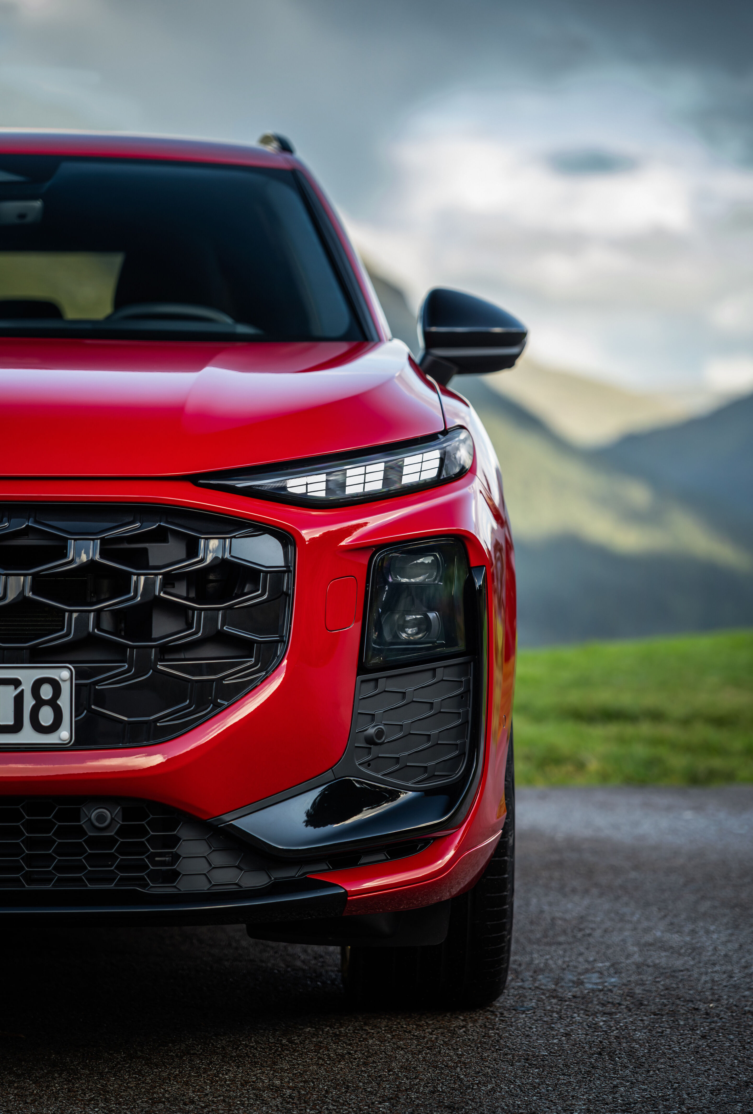Charakter trifft Kulisse: der neue Audi Q3 in Schottland - Progressivrot Metallic, Outdoor-Standaufnahme, Exterieur, Detailansicht Front