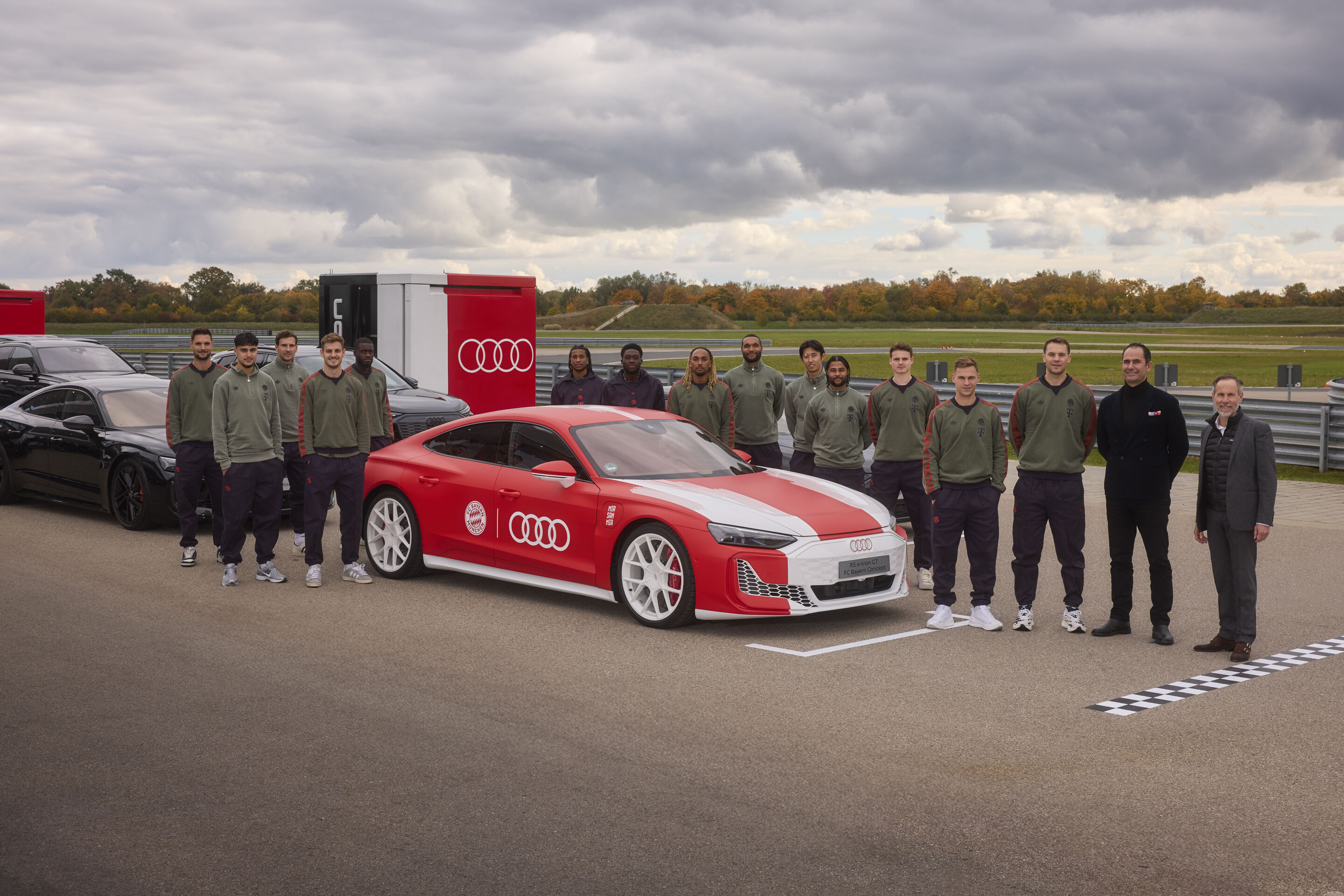 Audi übergibt neue Dienstwagen an FC Bayern München - Andreas Henke (Vice President Brand Audi), Marco Schubert (Vorstand für Vertrieb und Marketing, AUDI AG), Kapitän Manuel Neuer (v.r.) und die Mannschaft des FC Bayern München stehen um den Audi RS...