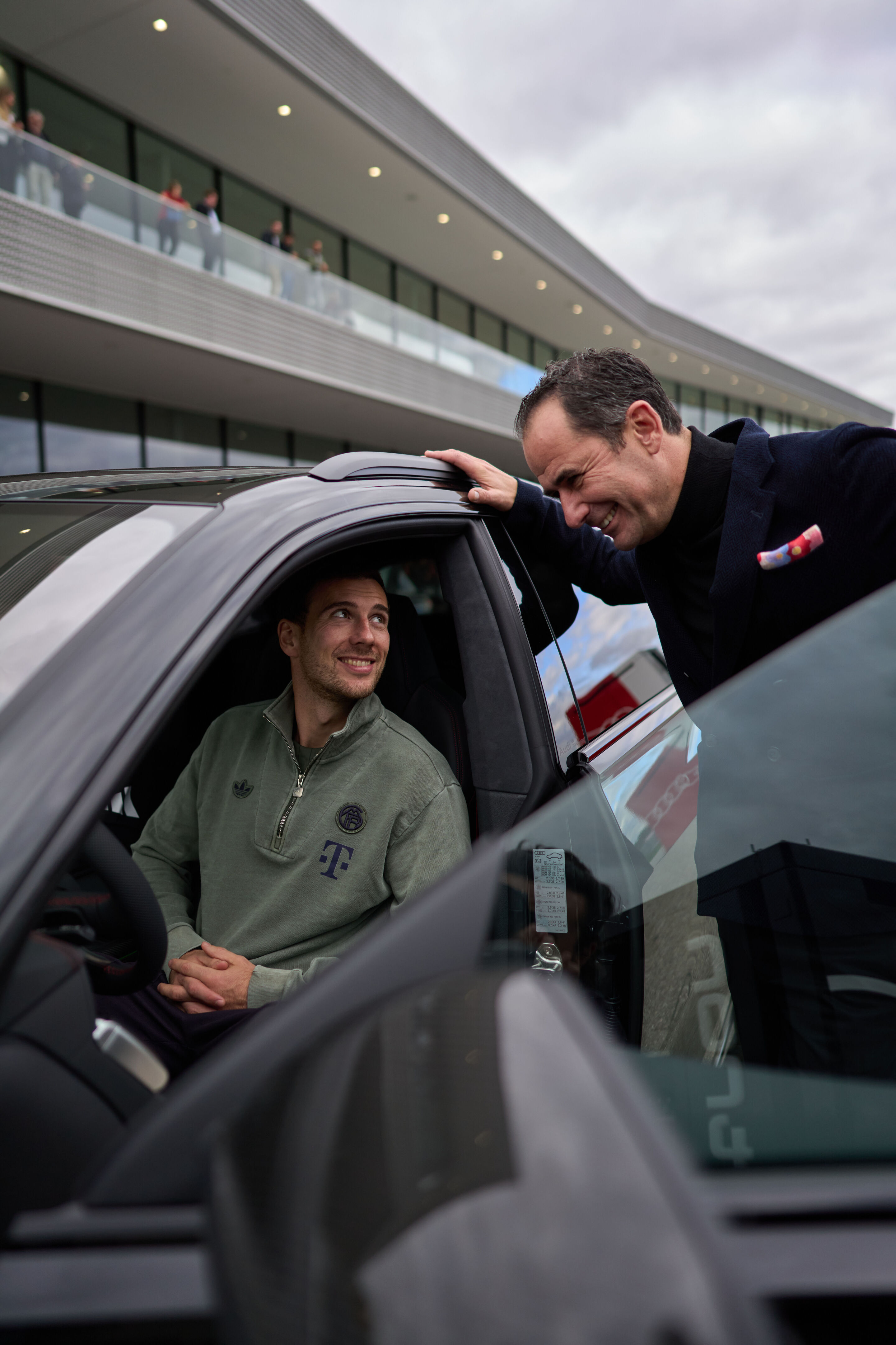 Audi übergibt neue Dienstwagen an FC Bayern München - Nationalspieler Leon Goretzka und Vorstandsmitglied der AUDI AG für Vertrieb und Marketing Marco Schubert bei der Fahrzeugübergabe an den FC Bayern München.
