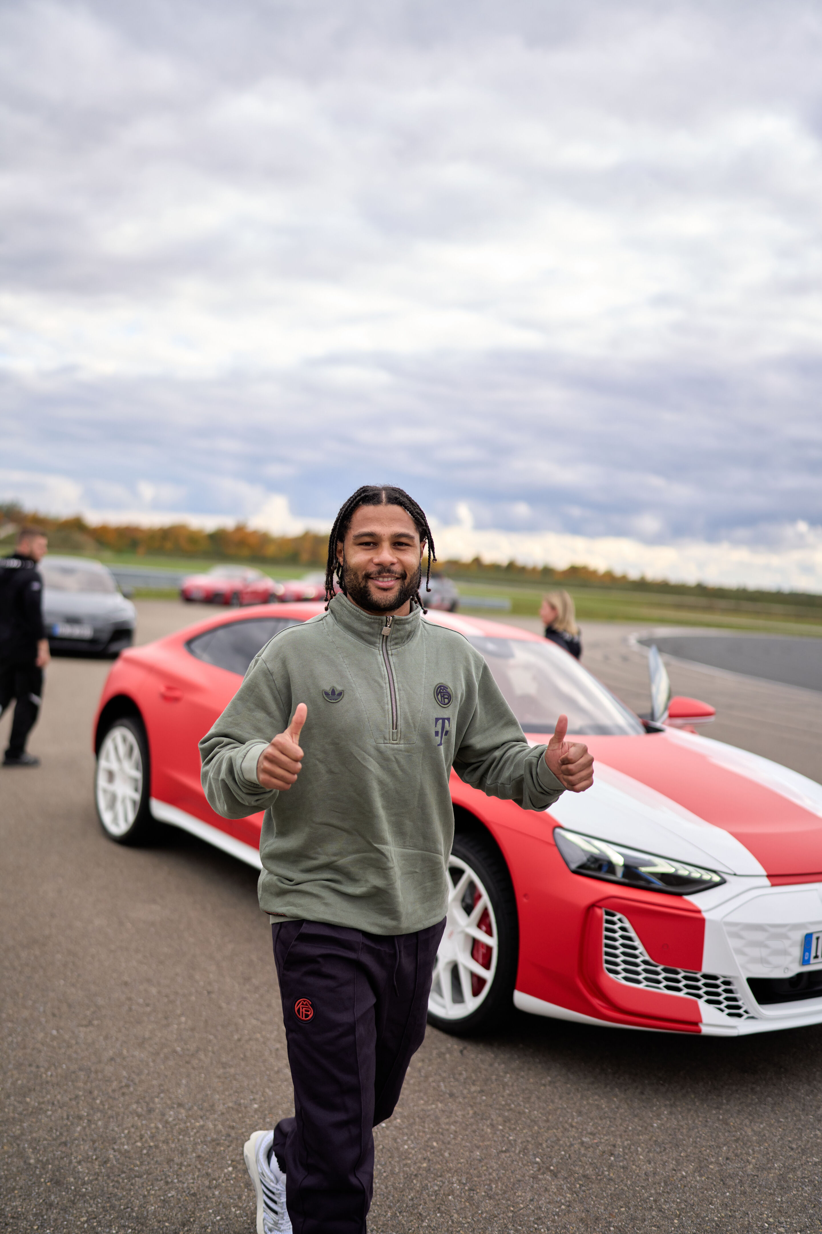 Audi übergibt neue Dienstwagen an FC Bayern München - Nationalspieler Serge Gnabry freut sich auf seine Testfahrt mit dem Audi RS e-tron GT performance