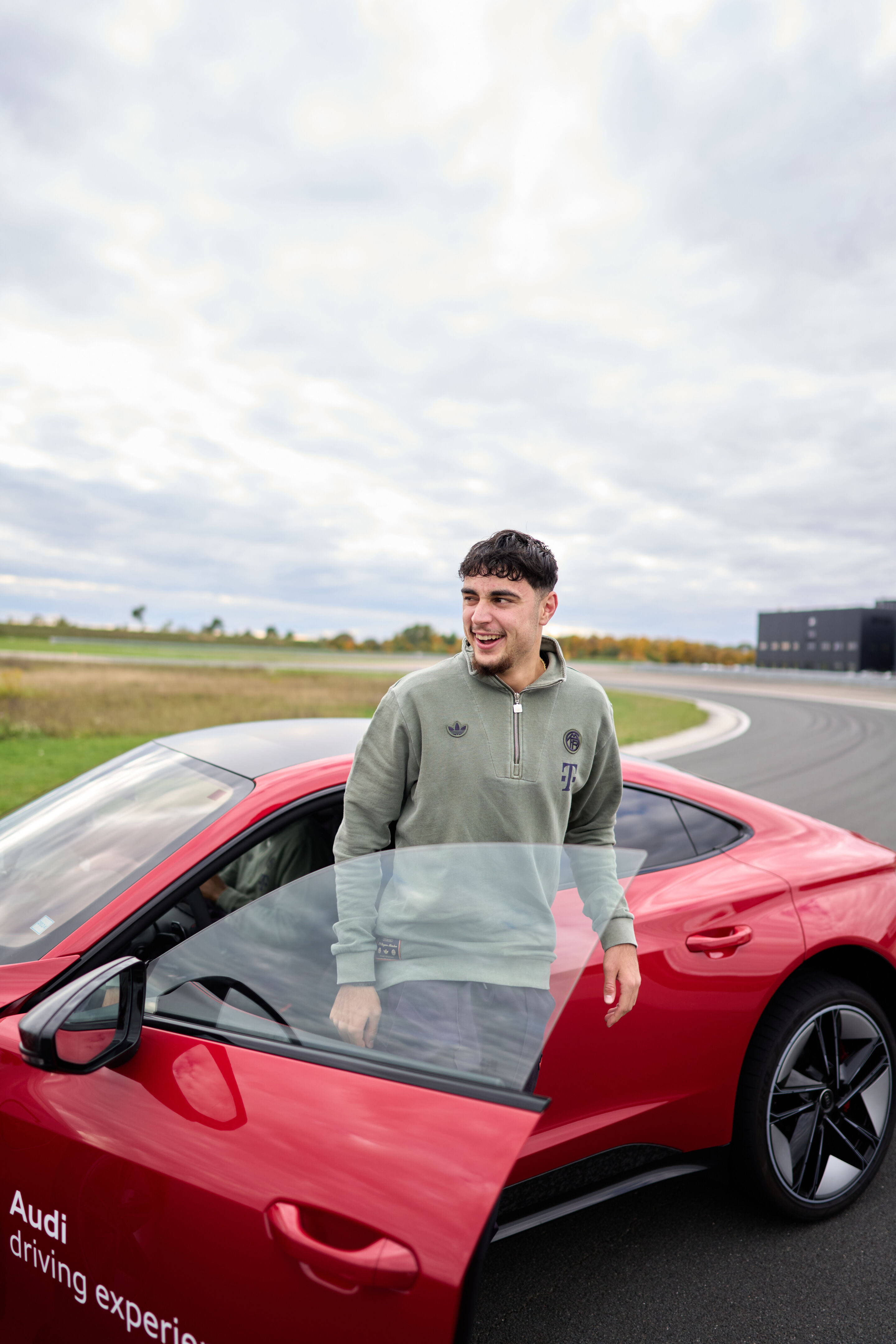 Audi übergibt neue Dienstwagen an FC Bayern München - Aleksandar Pavlović freut sich auf seine Testfahrt mit dem Audi RS e-tron GT performance