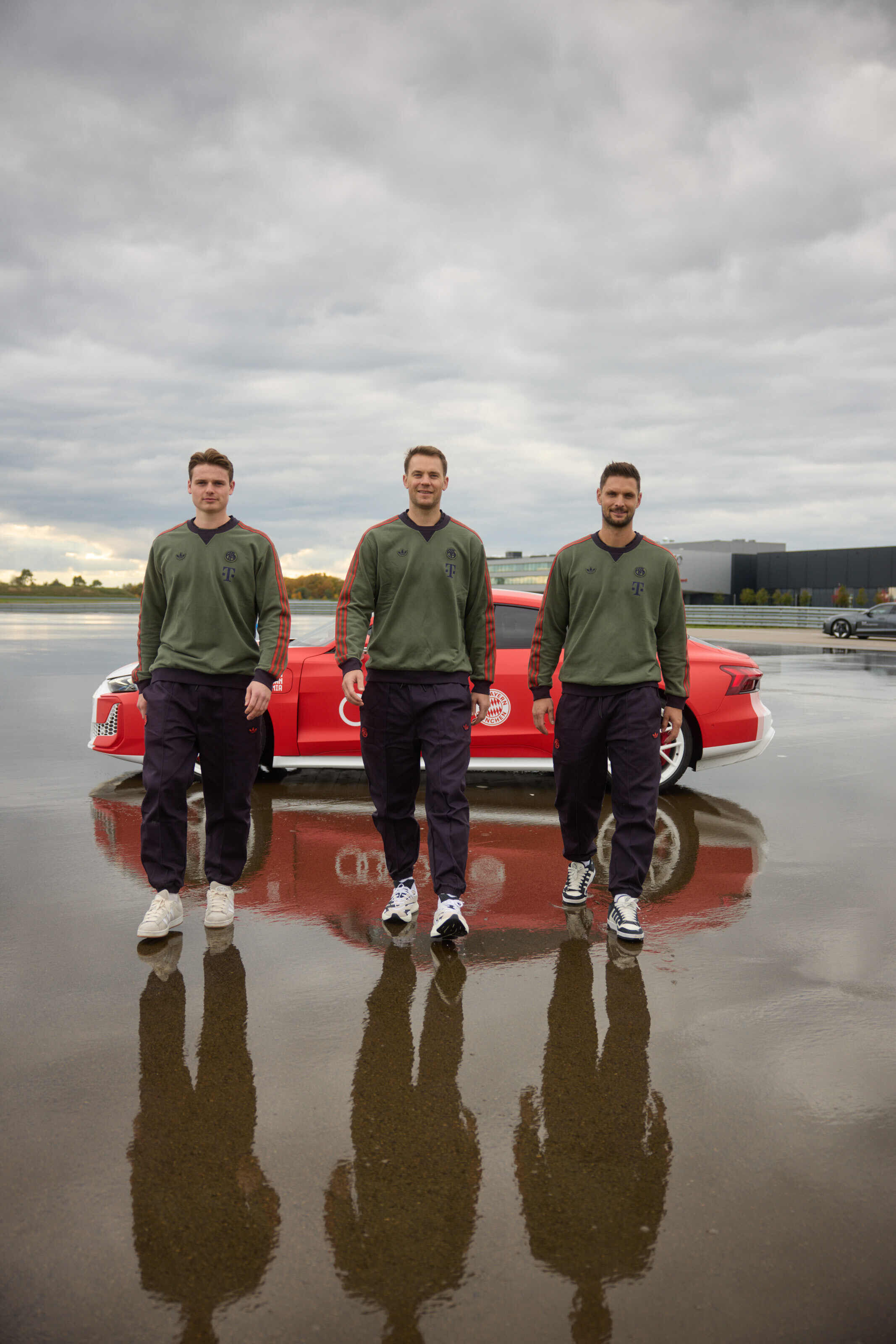 Audi übergibt neue Dienstwagen an FC Bayern München - Jonas Urbig, Manuel Neuer und Sven Ulreich (v.l.), vor dem Audi RS e-tron GT performance