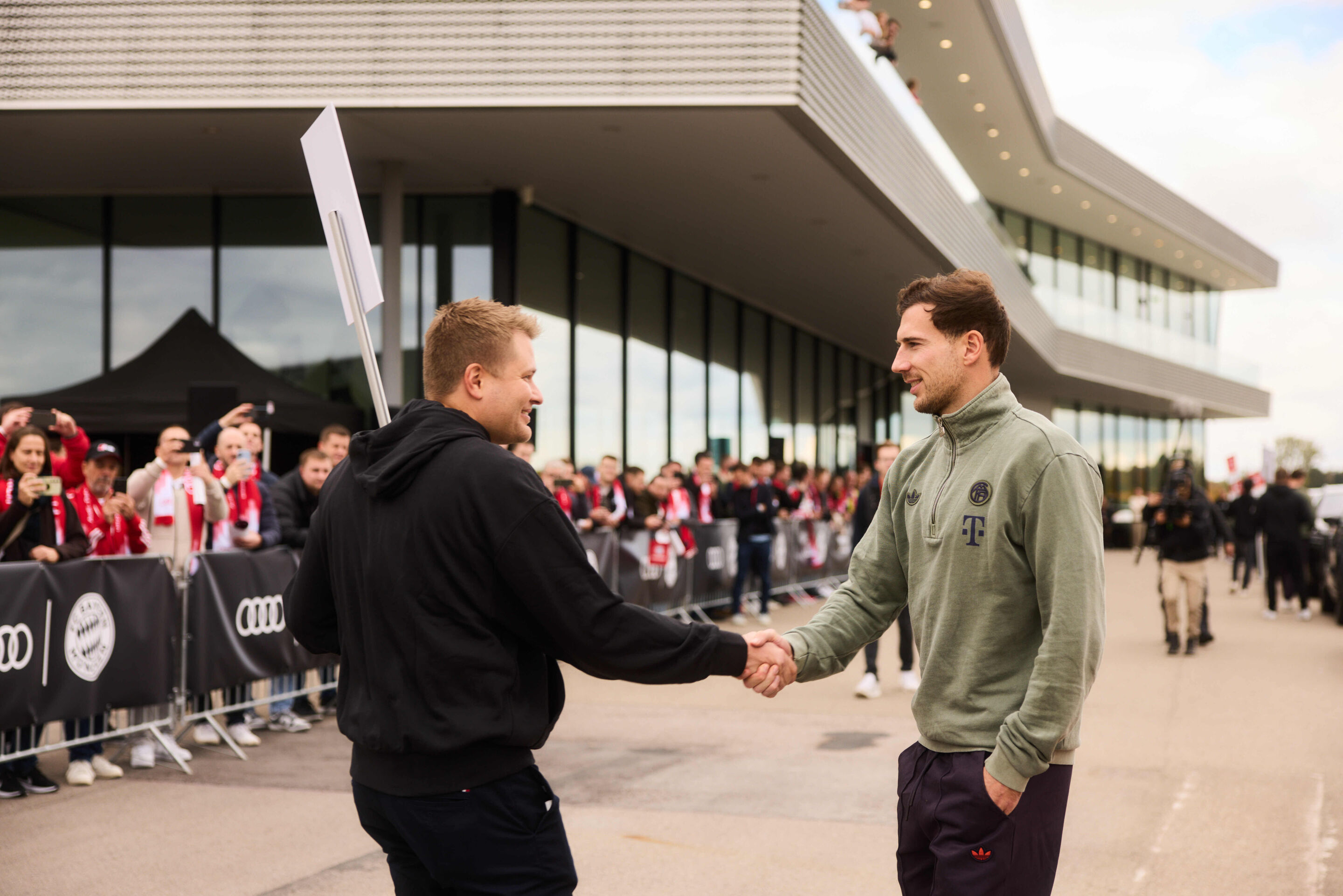 Audi übergibt neue Dienstwagen an FC Bayern München - Einige Mitarbeitende von Audi erleben die FC Bayern Stars hautnah bei der Schlüsselübergabe.