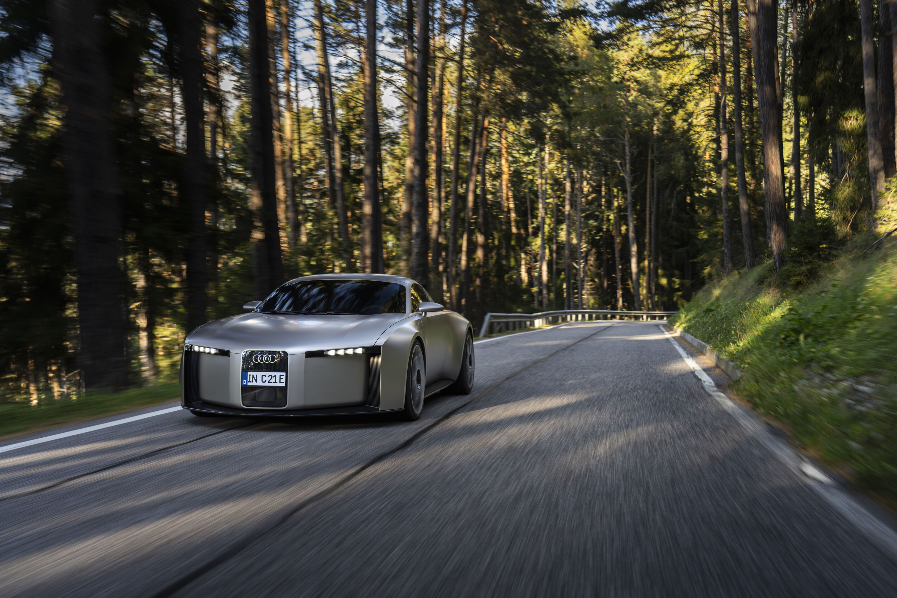 Der Audi Concept C: Ausblick auf einen atemberaubenden Elektro-Sportwagen - Audi Concept C - Outdoor-Fahraufnahme, Exterieur, Dreiviertelfrontansicht