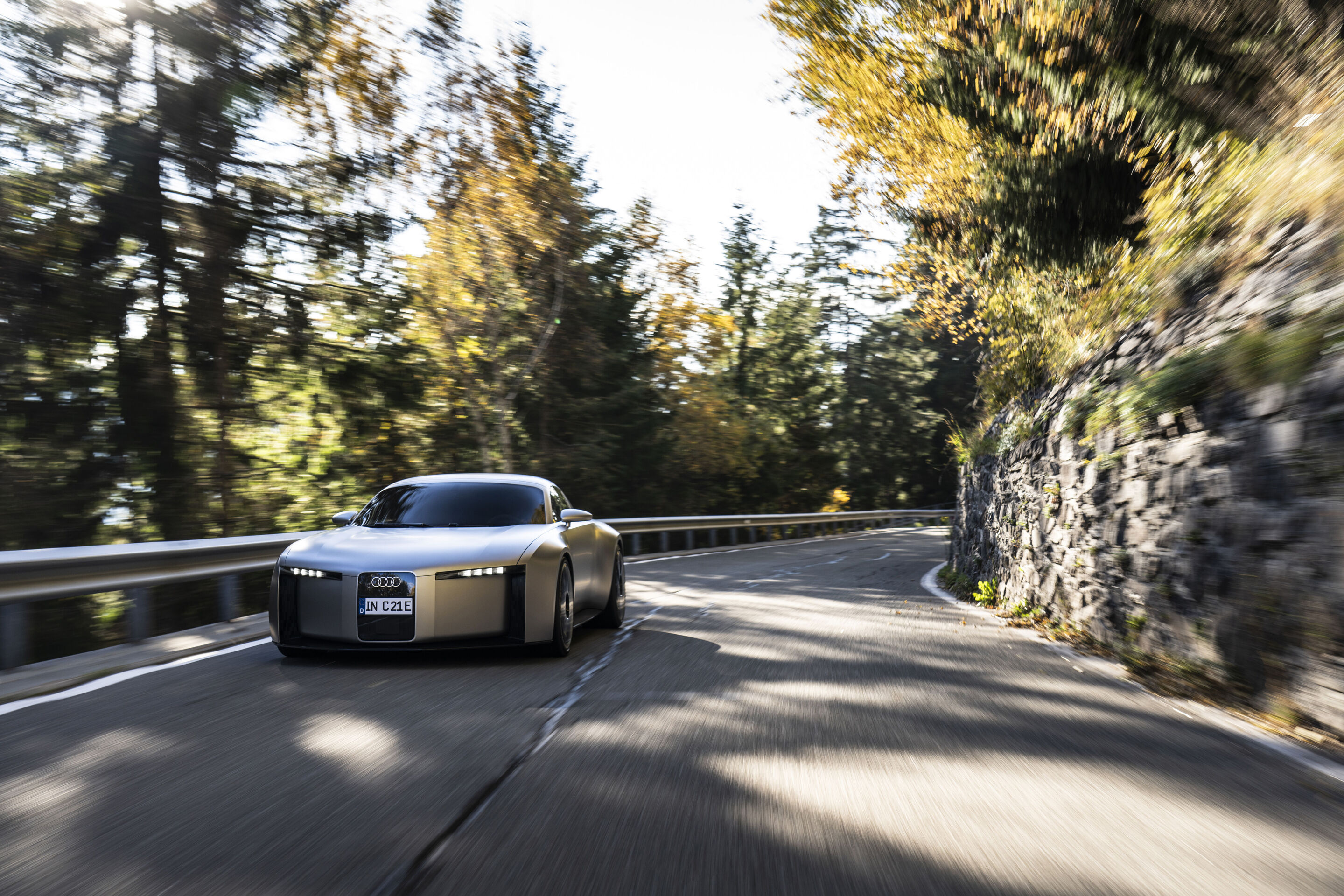 Der Audi Concept C: Ausblick auf einen atemberaubenden Elektro-Sportwagen - Audi Concept C - Outdoor-Fahraufnahme, Exterieur, Dreiviertelfrontansicht