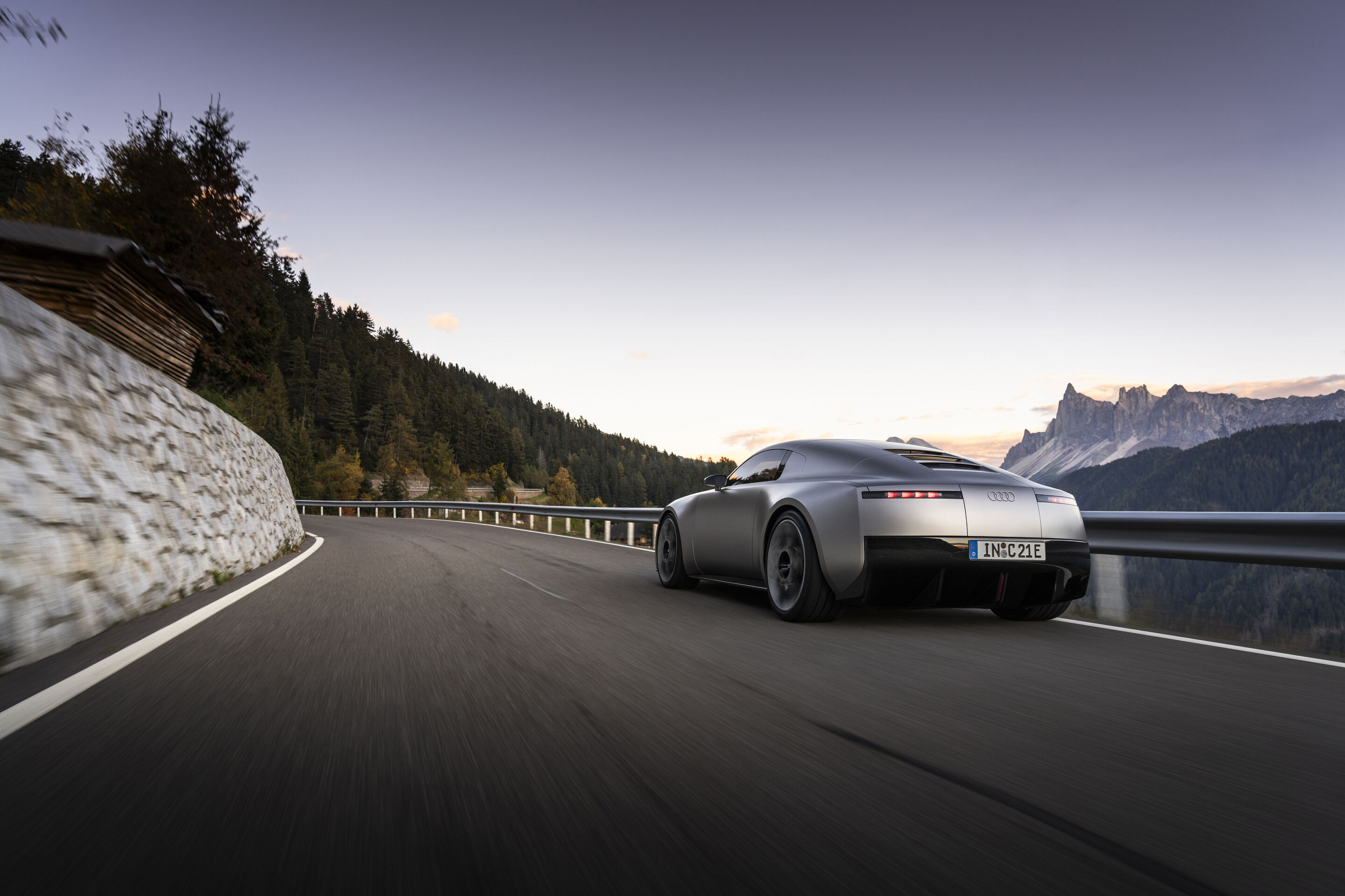 Der Audi Concept C: Ausblick auf einen atemberaubenden Elektro-Sportwagen - Audi Concept C - Outdoor-Fahraufnahme, Exterieur, Dreiviertelheckansicht