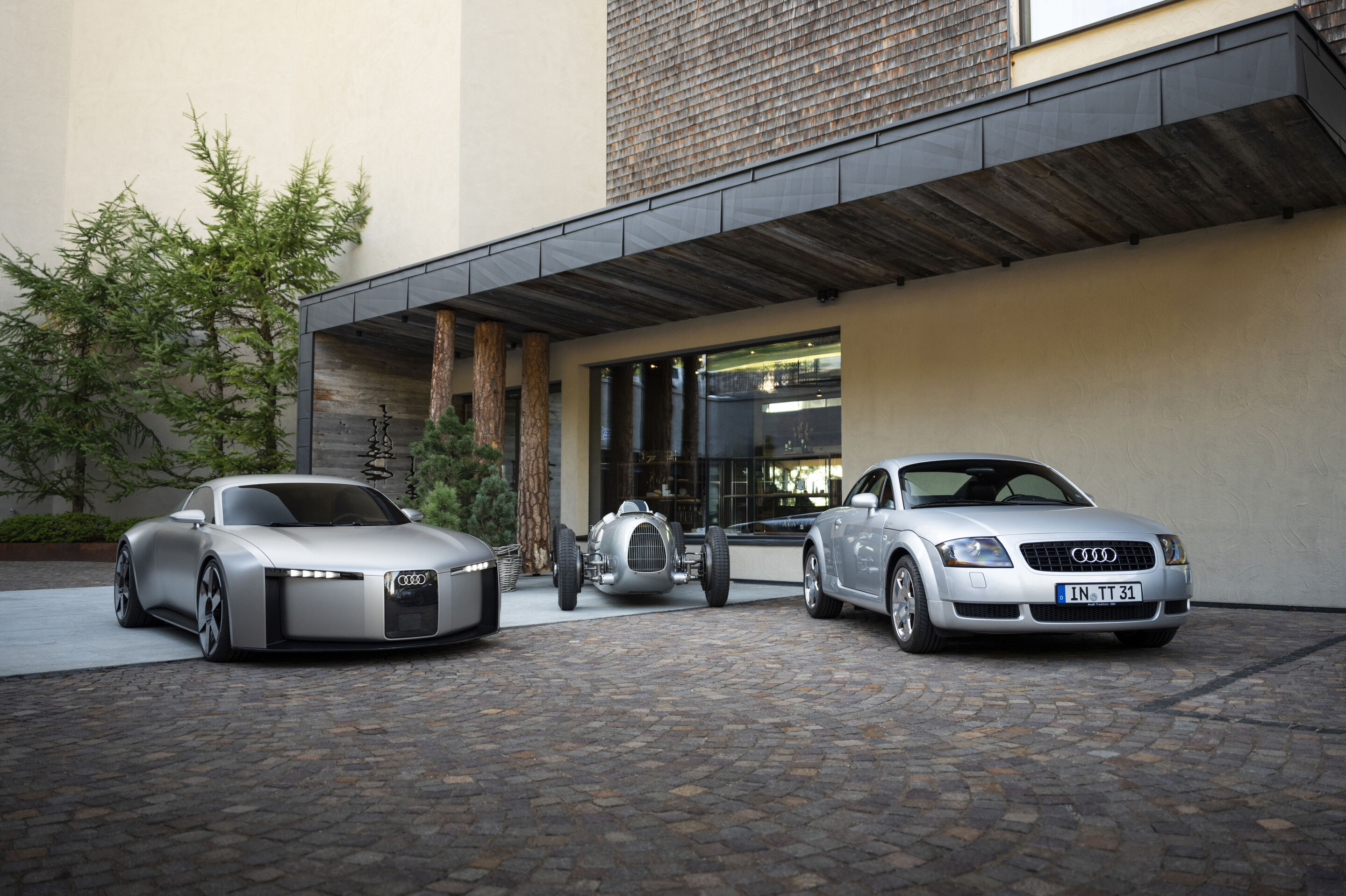 Der Audi Concept C: Ausblick auf einen atemberaubenden Elektro-Sportwagen - Audi Concept C, Audi TT, Auto Union Typ C -Outdoor-Standaufnahme, Exterieur