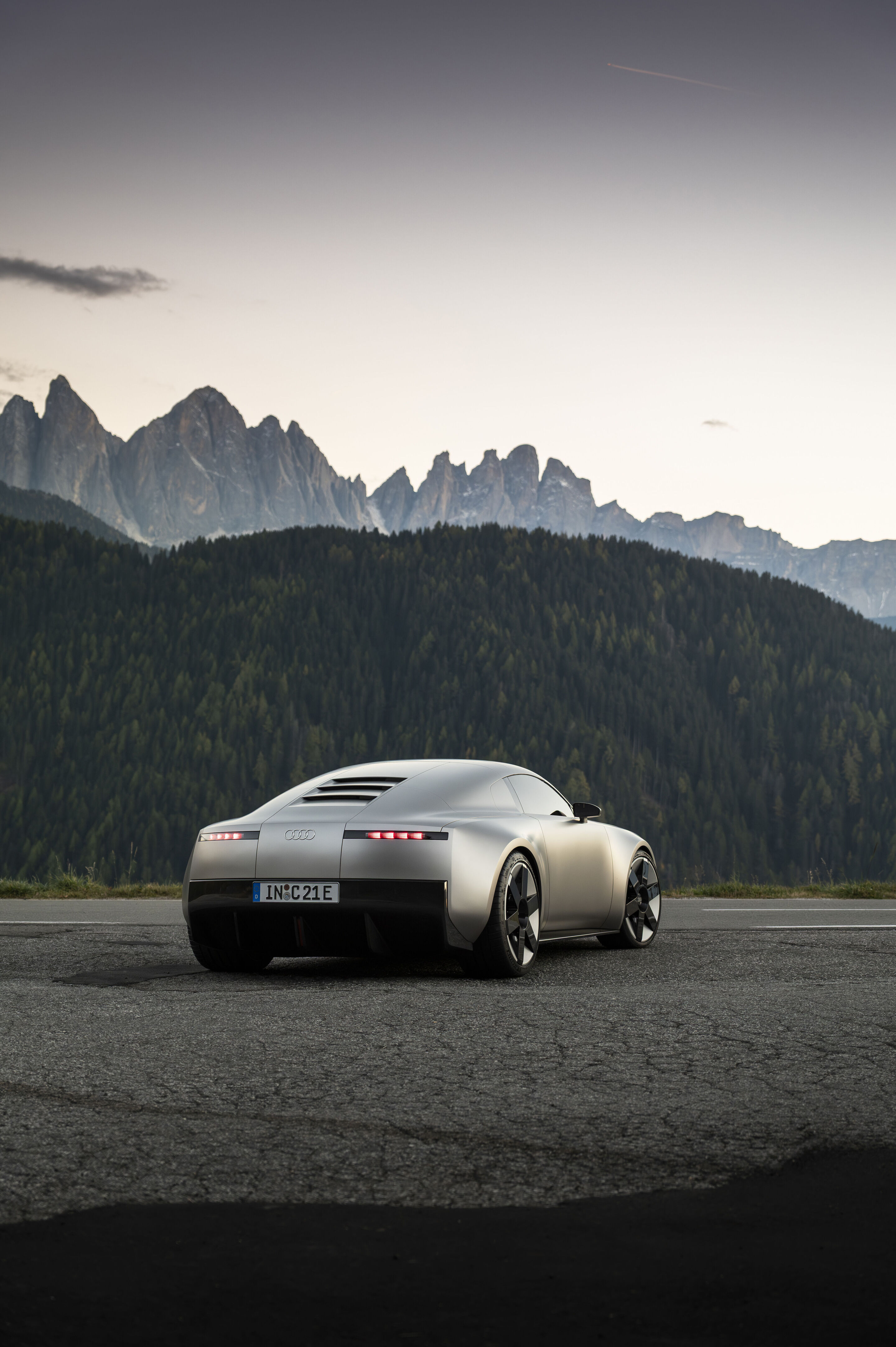 Der Audi Concept C: Ausblick auf einen atemberaubenden Elektro-Sportwagen - Audi Concept C - Outdoor-Standaufnahme, Exterieur, Dreiviertelheckansicht