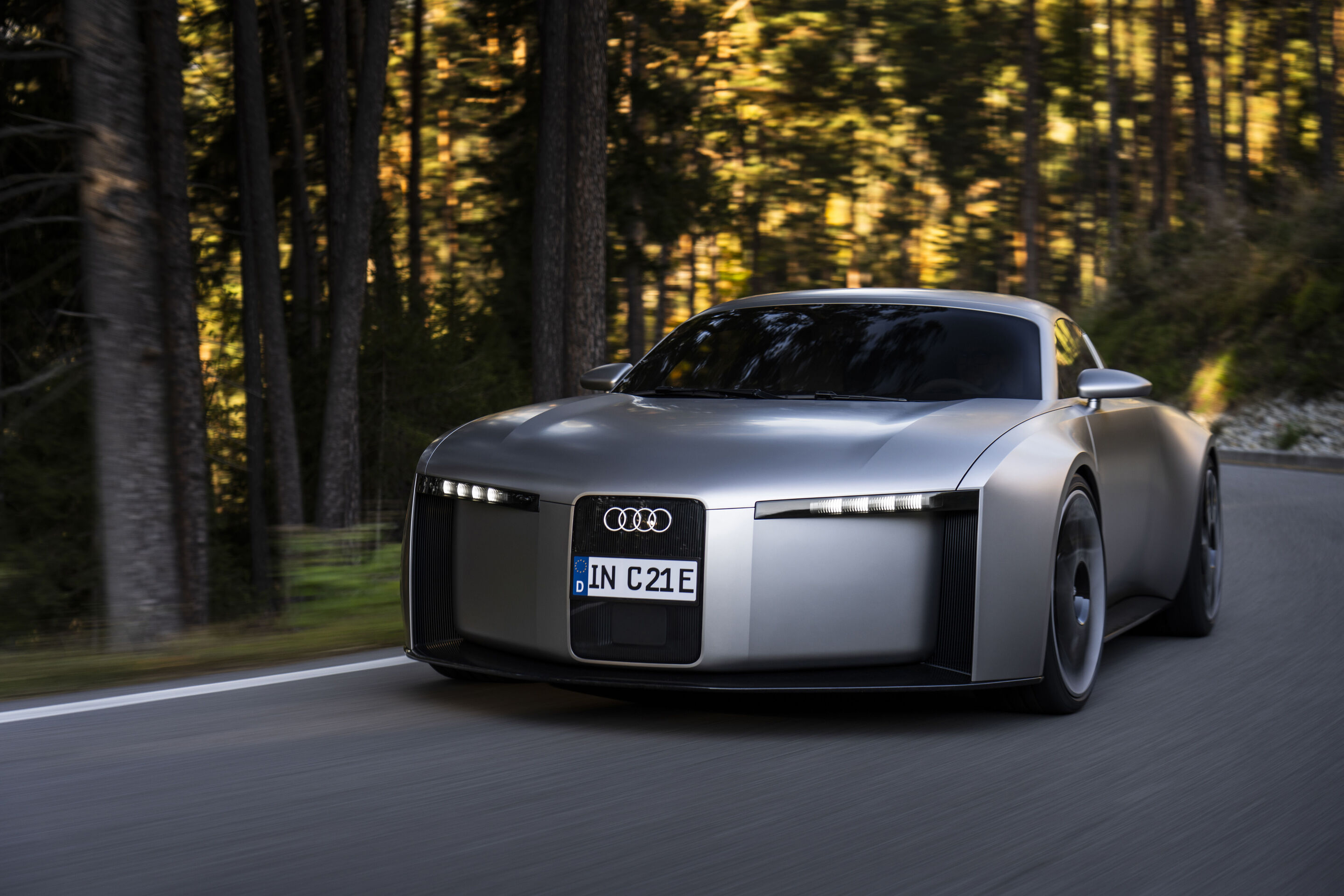 Der Audi Concept C: Ausblick auf einen atemberaubenden Elektro-Sportwagen - Audi Concept C - Outdoor-Fahraufnahme, Exterieur, Dreiviertelfrontansicht