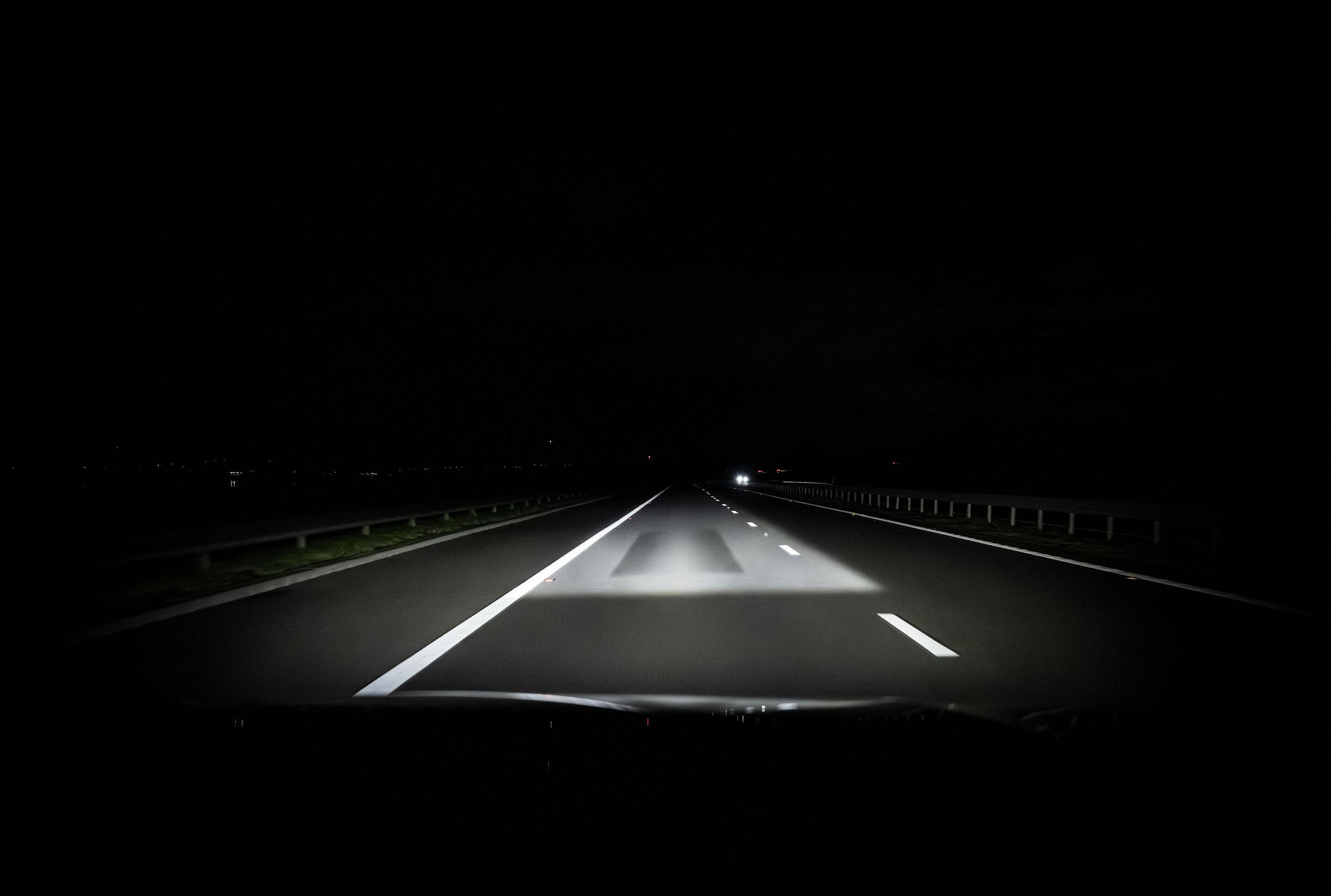 „Digitales Licht ermöglicht ein Plus an Sicherheit“ - Digitale Matrix LED-Scheinwerfer des Audi Q3 mit aktiviertem Spur- und Orientierungslicht