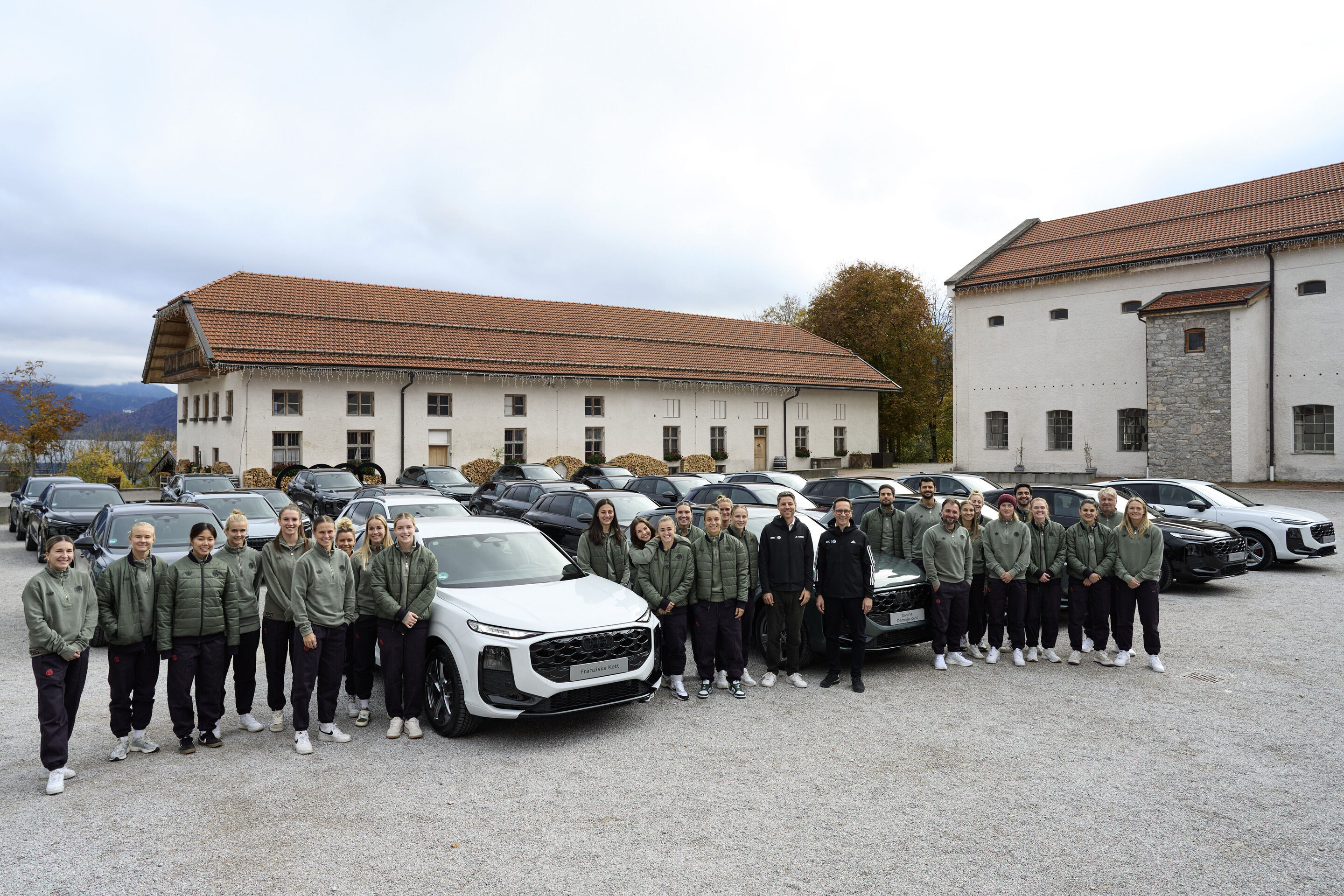 Dynamik trifft Teamgeist: Audi Q3 für die Spielerinnen des FC Bayern München - Die Spielerinnen des FC Bayern München stehen bei der Fahrzeugübergabe am Tegernsee um einen Audi Q3.