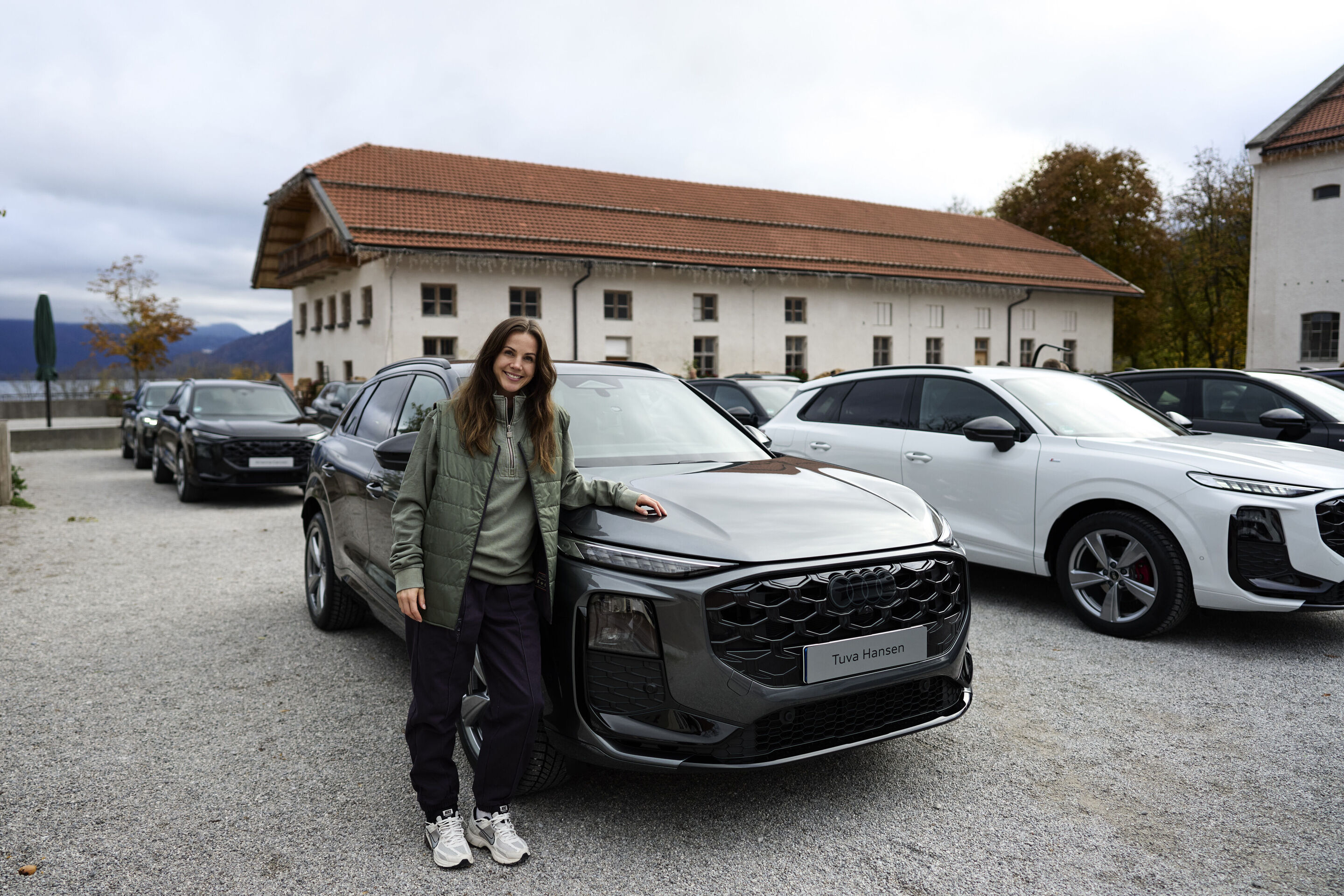 Dynamik trifft Teamgeist: Audi Q3 für die Spielerinnen des FC Bayern München - Tuva Hansen und ihr neuer Audi Q3 bei der traditionellen Fahrzeugübergabe an den FC Bayern München.