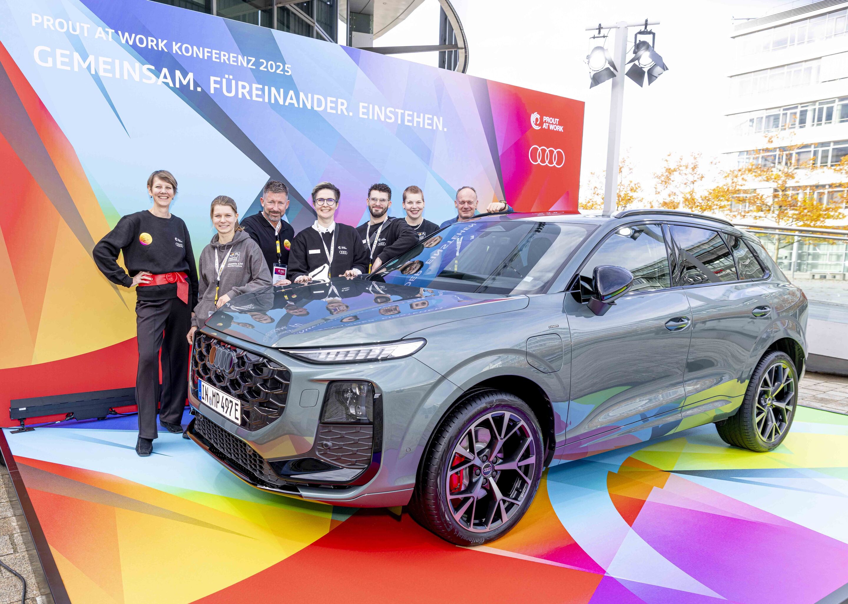 Diversity in Focus: “Prout at Work” at Audi - Participants of the “Prout at Work” conference in front of the new Audi Q3 at the Audi Forum Ingolstadt.