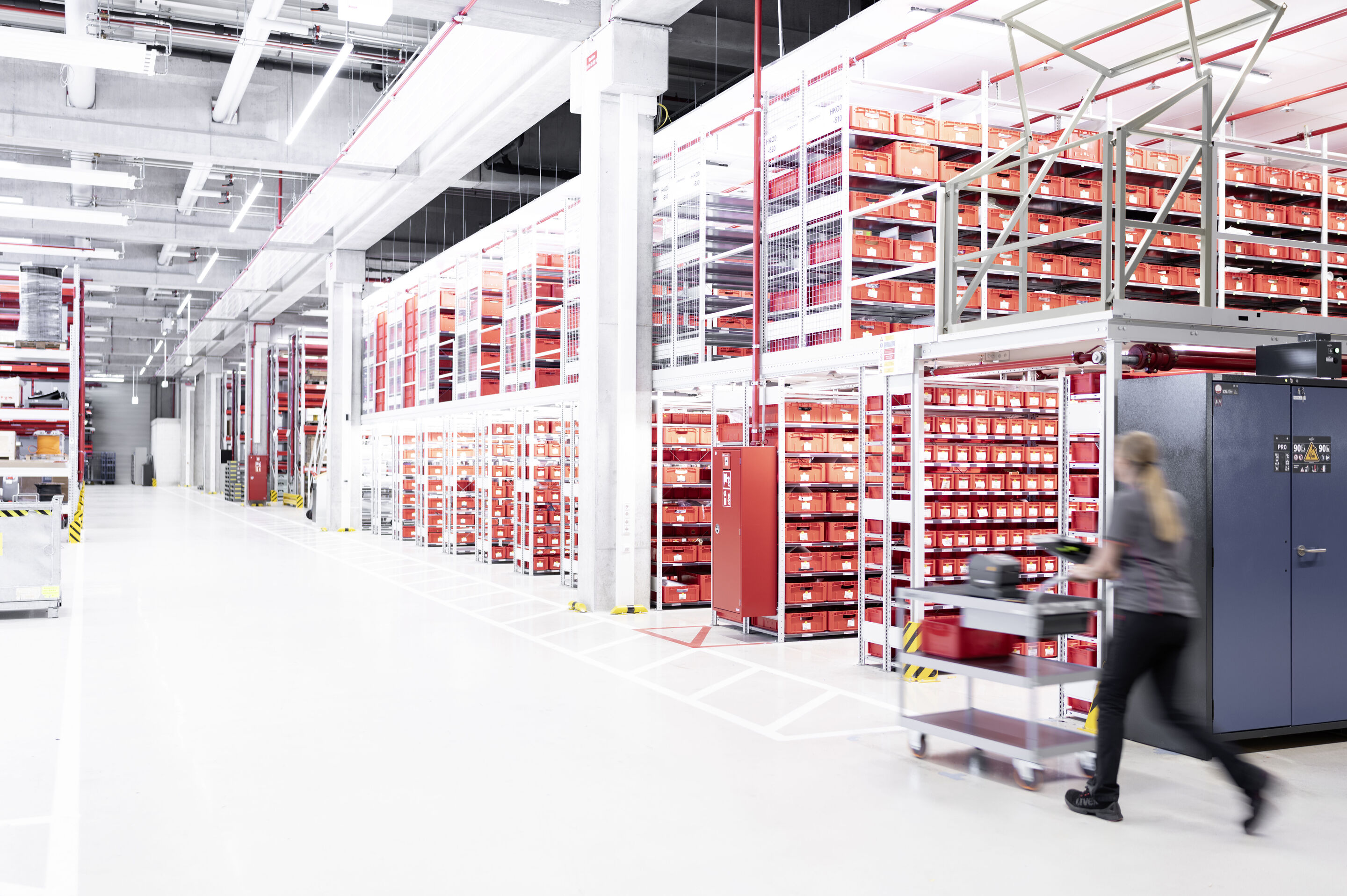 Entwicklung der Audi F1 Power Unit - Logistik-Zentrallager am Standort Neuburg