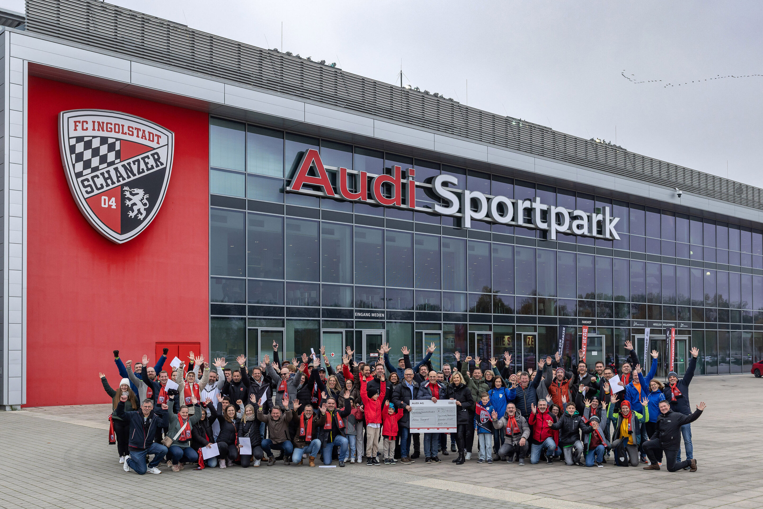 Aktion Teamgeist: Audi spendet für regionalen Jugendsport - Audi spendet mehr als 70.000 Euro an rund 50 regionale Sportvereine. Zur Spendenübergabe in Ingolstadt lud Audi die Vereine gemeinsam mit den engagierten Mitarbeitenden, die sich für die Spenden...
